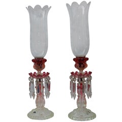 Paire de bougeoirs en cristal opalescent et cristal rouge signés Baccarat, 1950-1970