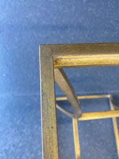 Paire de tables à piédestal en fer doré dans le style de Roger Thibier, 1950/70