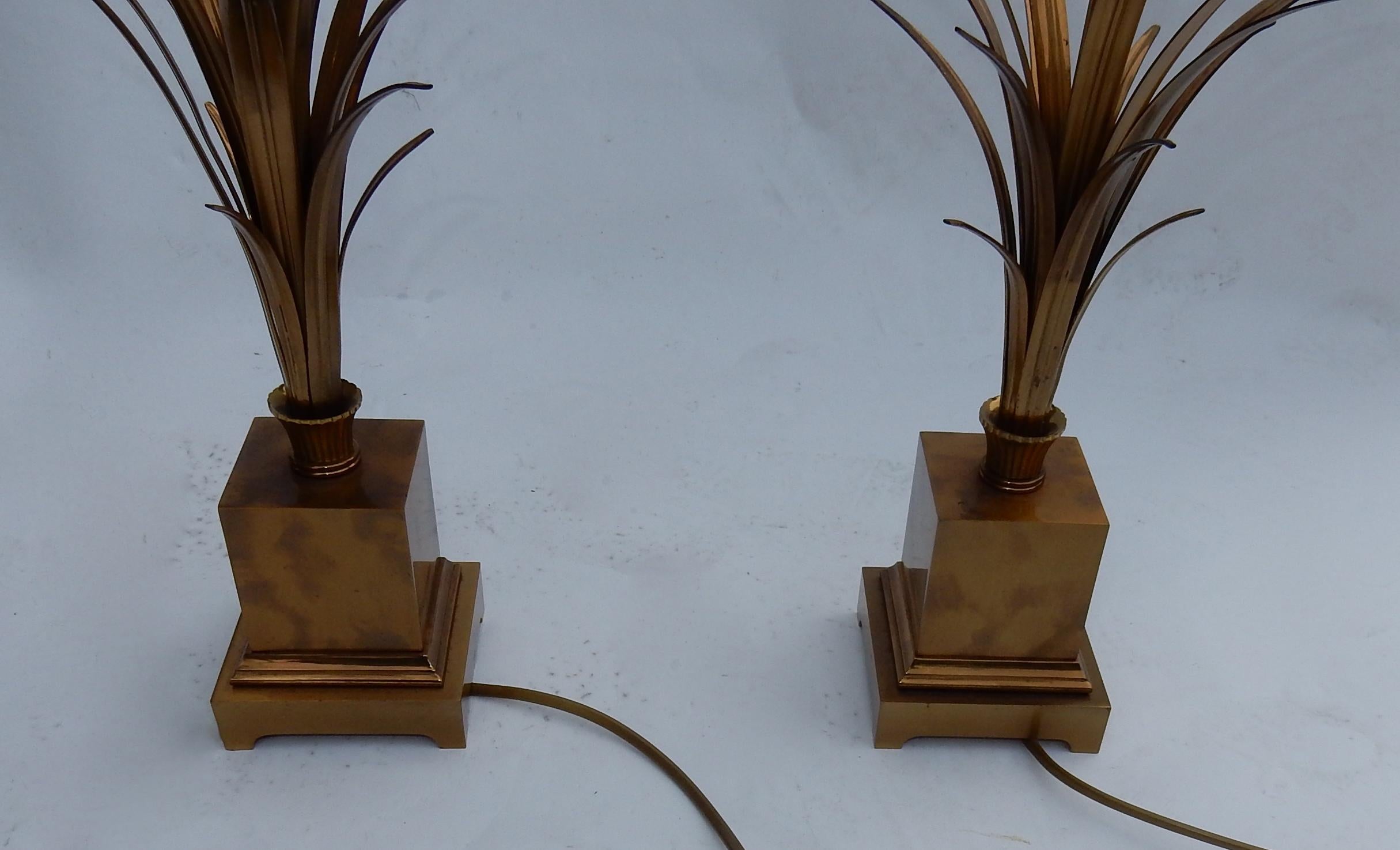 Pair of lamps signed Charles made in France, gilded bronze and brass structure, can be adjusted to 5 cm higher height, 3 bulbs with large base, good condition, circa 1970
Measures: Height 68 cm + 5
Diameter 23 cm
Base: 10 x 10 x H 11 cm
These