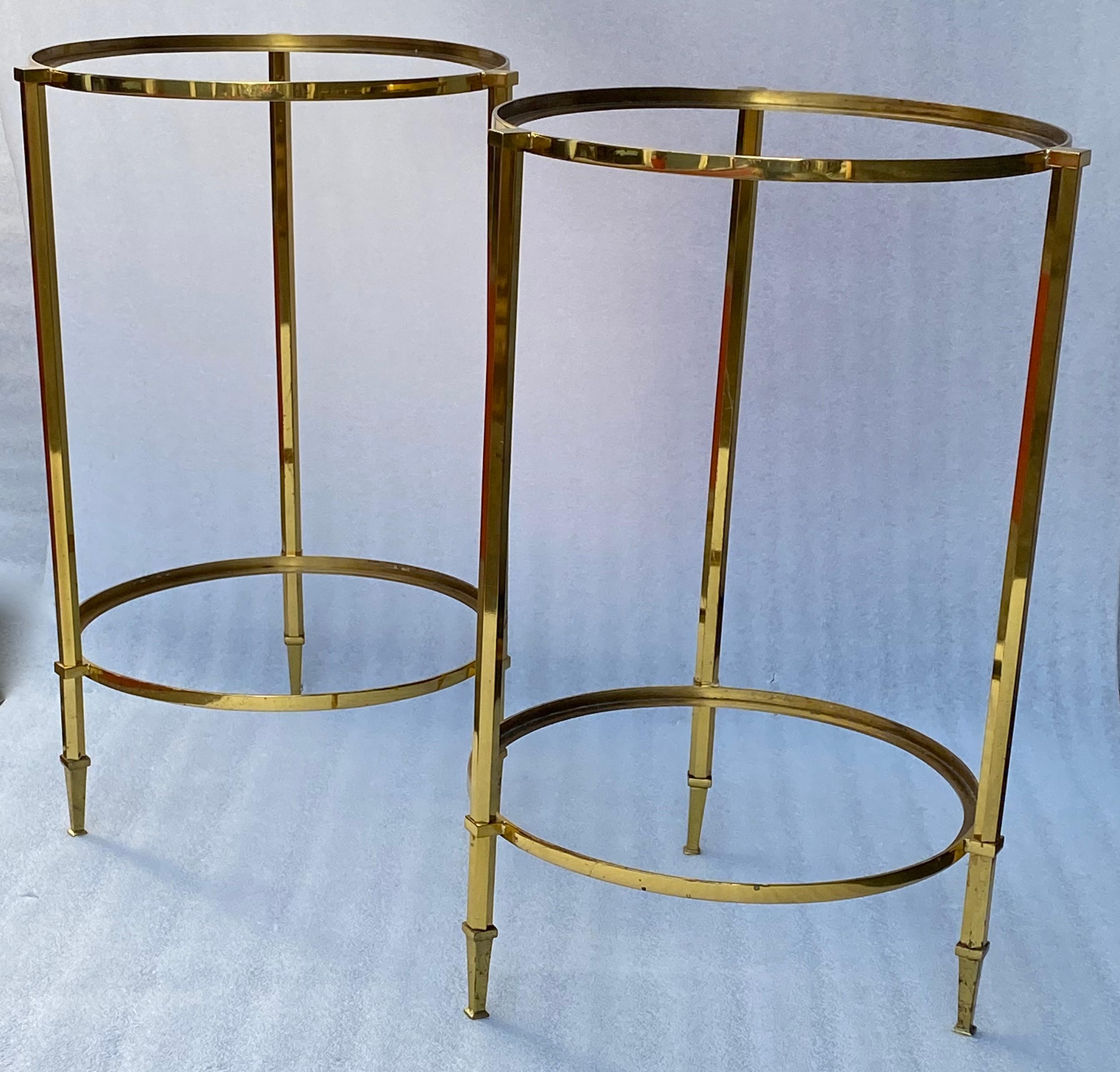 Pair of unsigned tripod pedestal tables in gilded bronze with Hexagonal uprights, glass tops, everything is screwed.
Good condition, Circa 1950/70
Measures: Height: 60 cm
Diameter: 40 cm
Diameter trays: 36 cm.