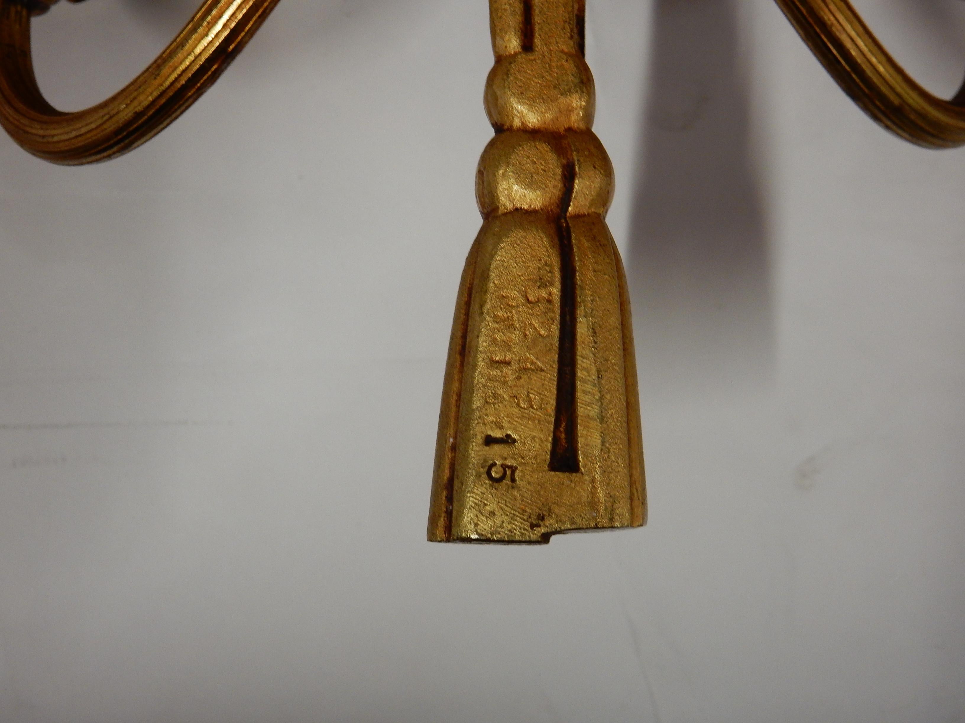 1950-1970 Paar Wandleuchter aus vergoldeter Bronze mit konvexem Spiegel:: signiert Petitot im Angebot 3