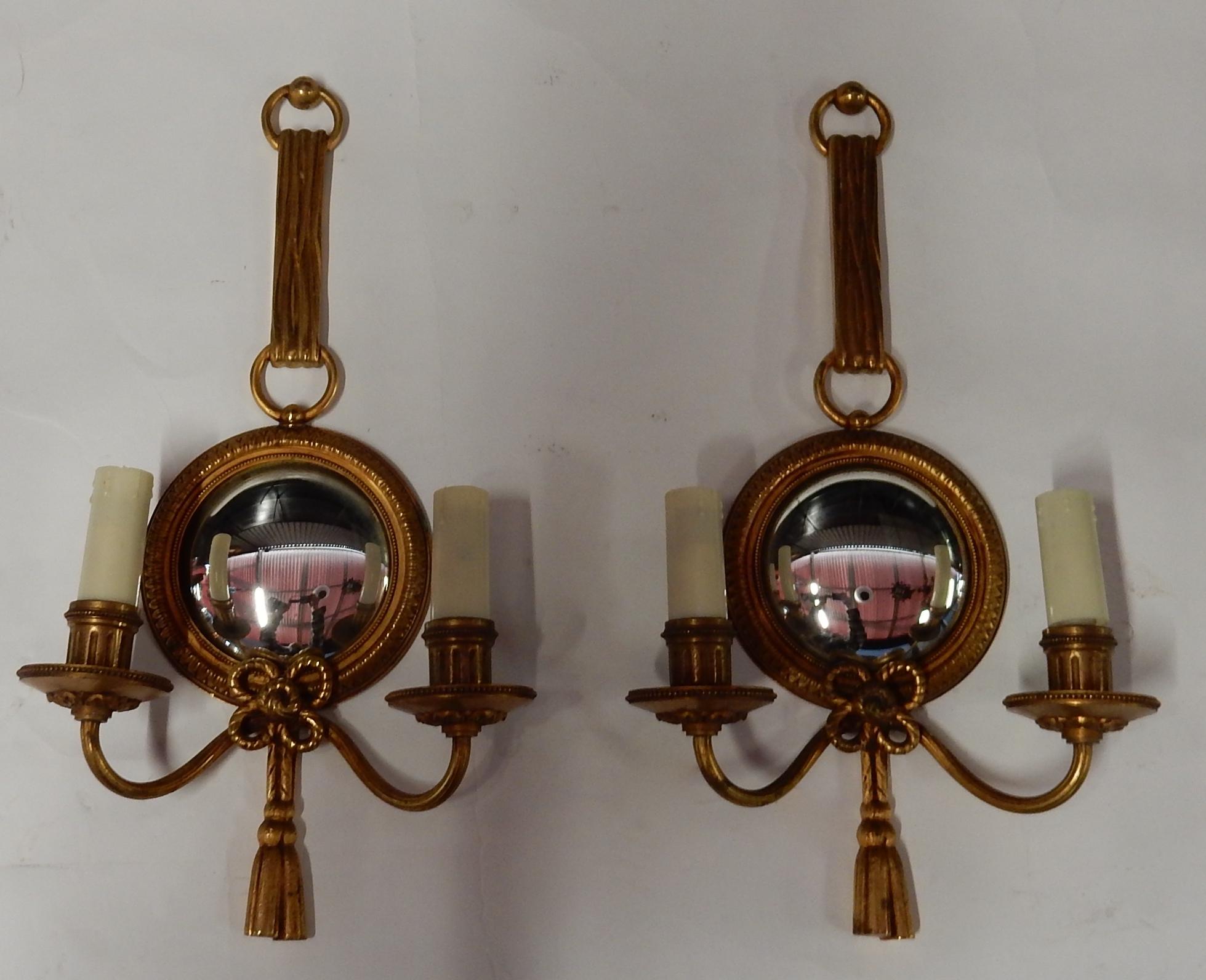 Paire d'appliques avec miroir convexe, bronze doré, bon état, signé Petitot, tout est vissé,
vers 1950-1970
Mesures : Diamètre du miroir du cadre 14 cm
Miroir de diamètre 10 cm.