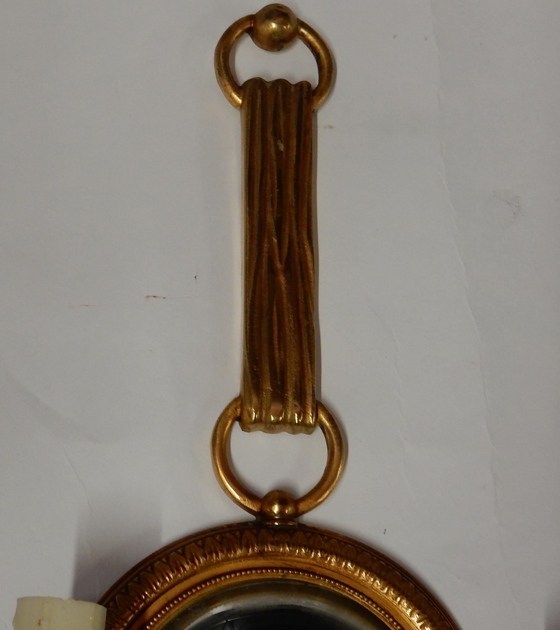 Doré 1950-1970 Paire d'appliques en bronze doré avec miroir convexe Signé Petitot en vente