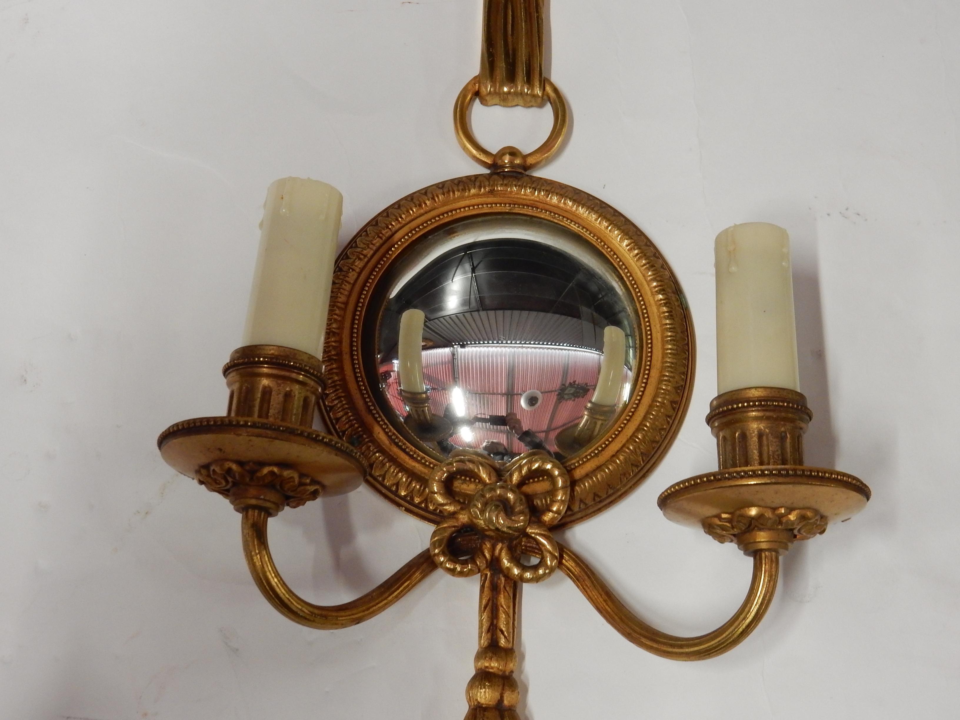 Milieu du XXe siècle 1950-1970 Paire d'appliques en bronze doré avec miroir convexe Signé Petitot en vente