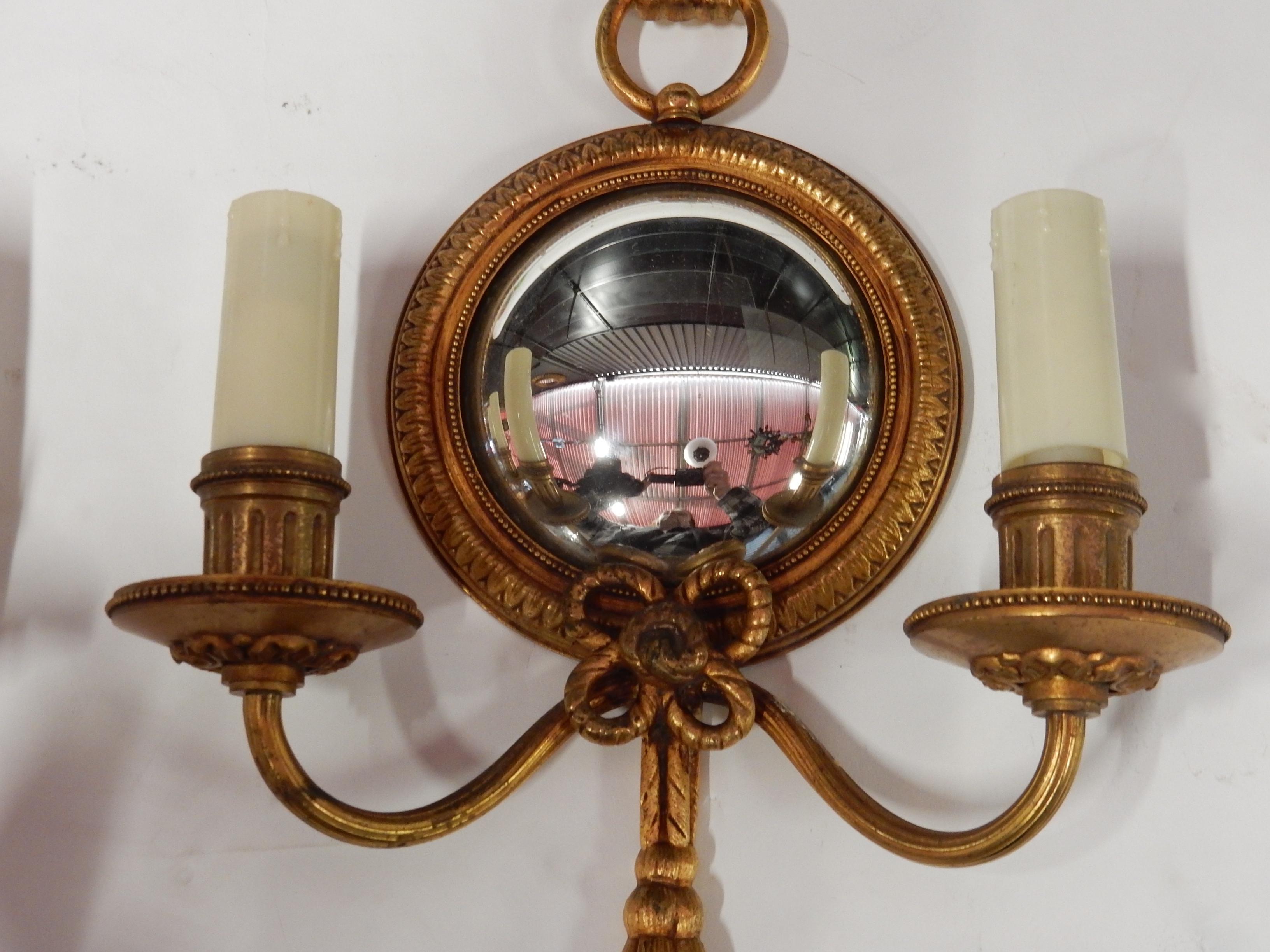 1950-1970 Paar Wandleuchter aus vergoldeter Bronze mit konvexem Spiegel:: signiert Petitot im Angebot 1