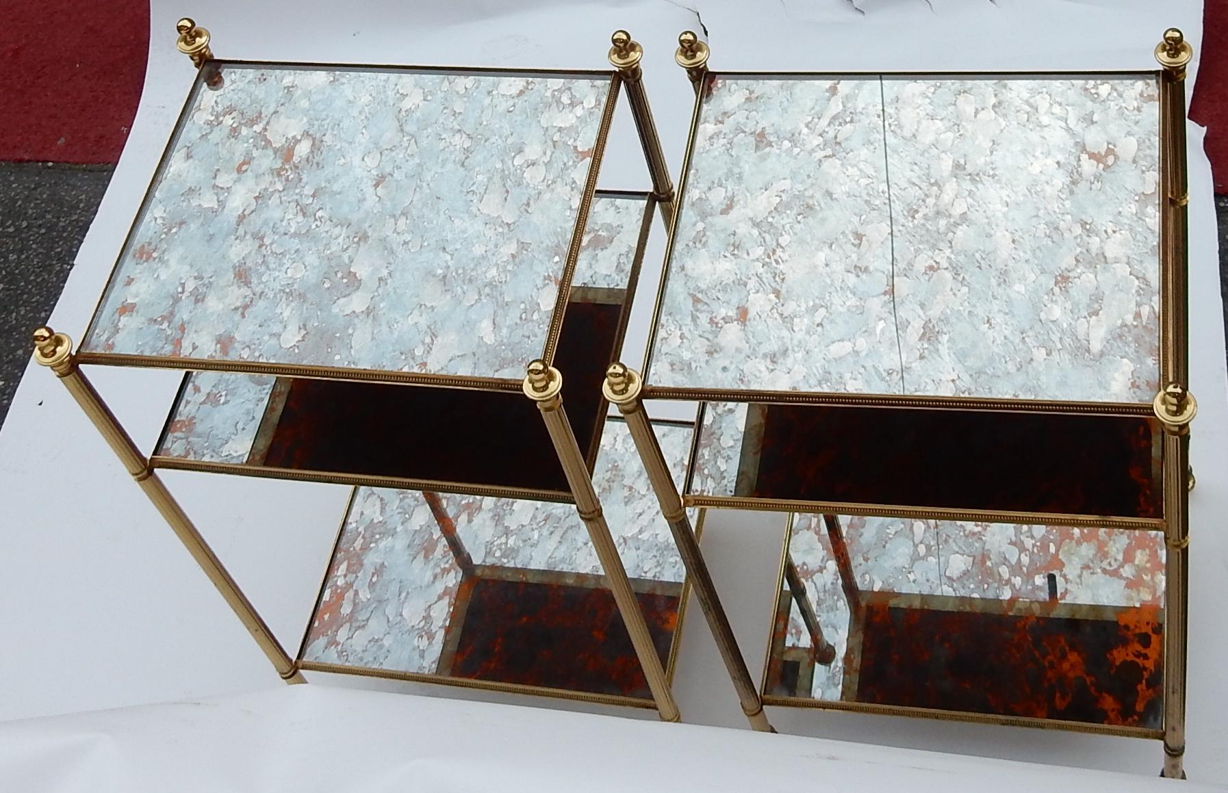 Paire d'étagères en bronze et laiton à 3 niveaux avec miroir oxydé vieilli,
bon état, circa 1950-1970.
   