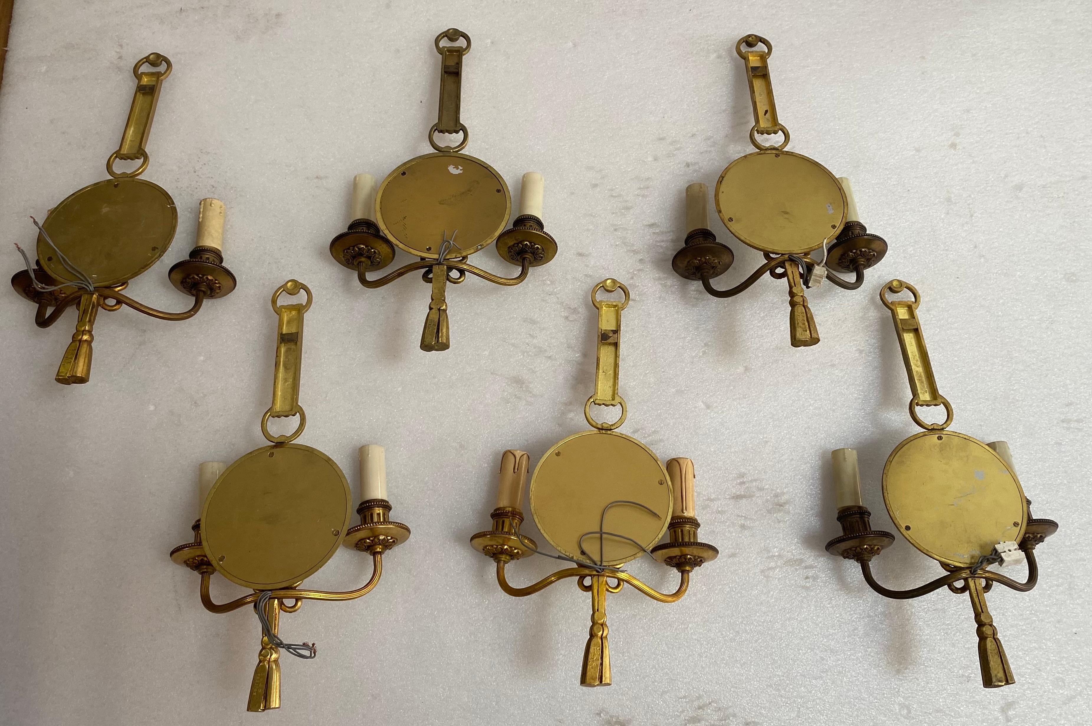 1950/70′ Serie von 6 Wandleuchten aus vergoldeter Bronze mit konvexem Spiegel, signiert Petitot (Art déco) im Angebot