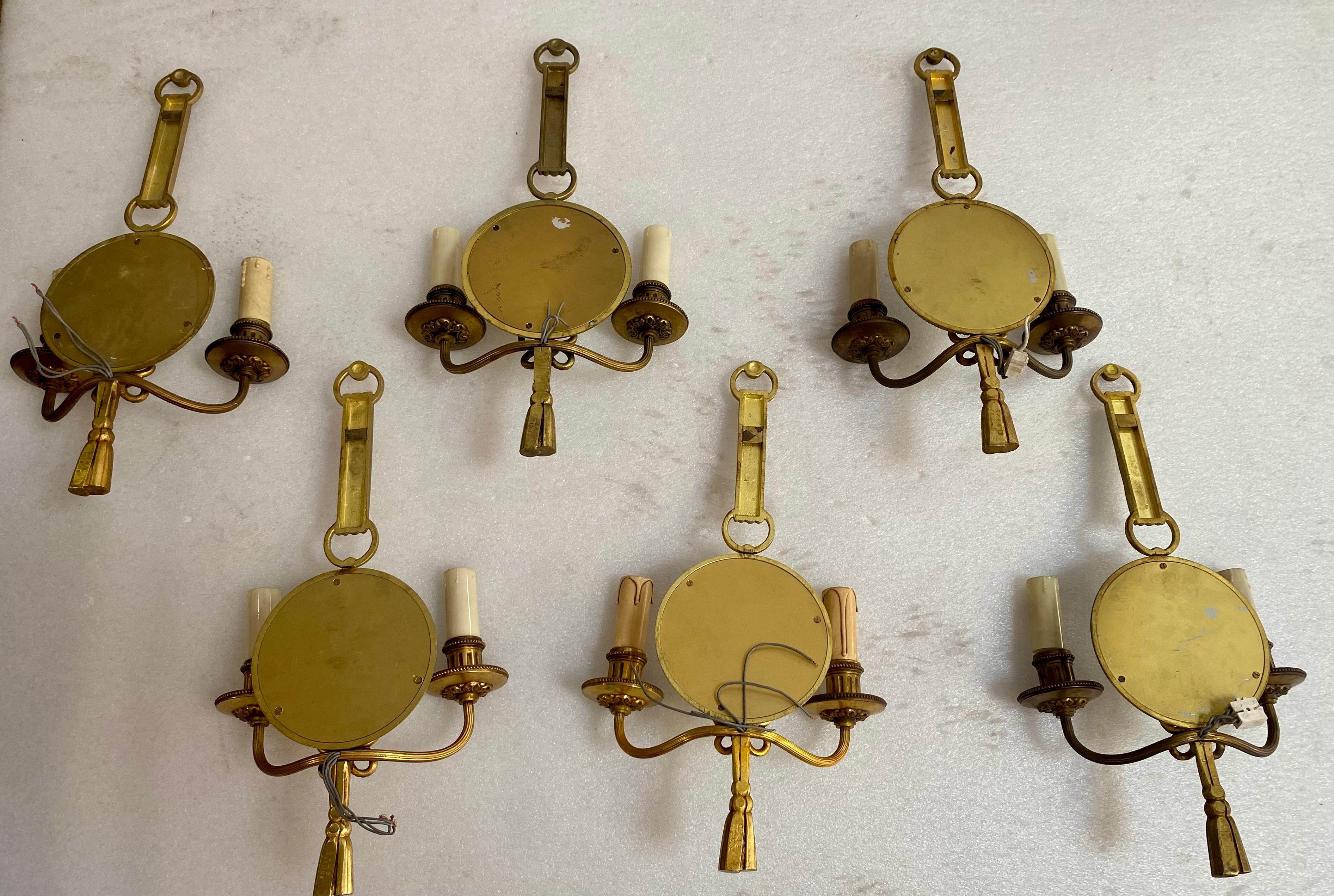 1950/70′ Serie von 6 Wandleuchten aus vergoldeter Bronze mit konvexem Spiegel, signiert Petitot (Französisch) im Angebot