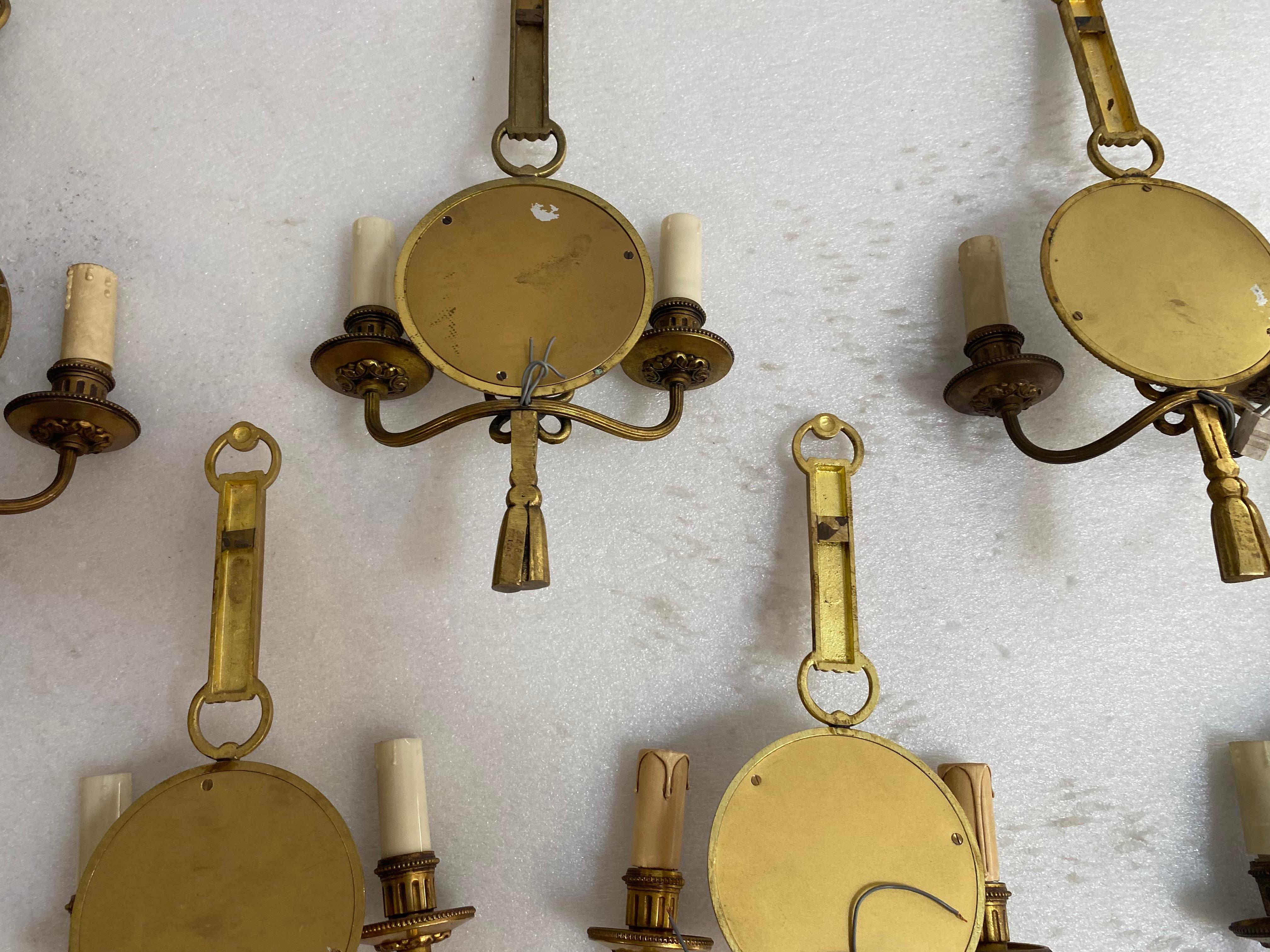1950/70′ Serie von 6 Wandleuchten aus vergoldeter Bronze mit konvexem Spiegel, signiert Petitot im Angebot 1