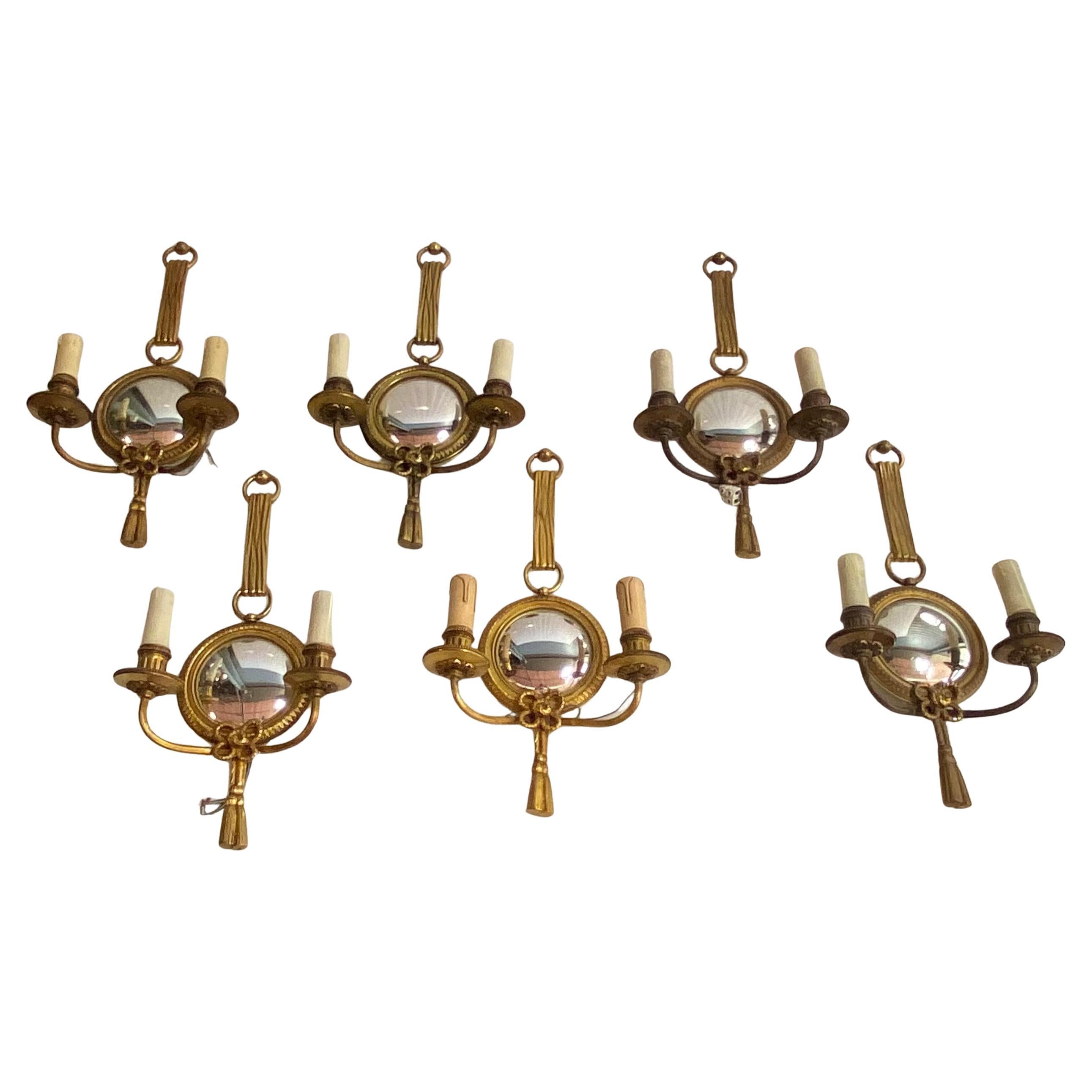 1950/70′ Serie von 6 Wandleuchten aus vergoldeter Bronze mit konvexem Spiegel, signiert Petitot im Angebot