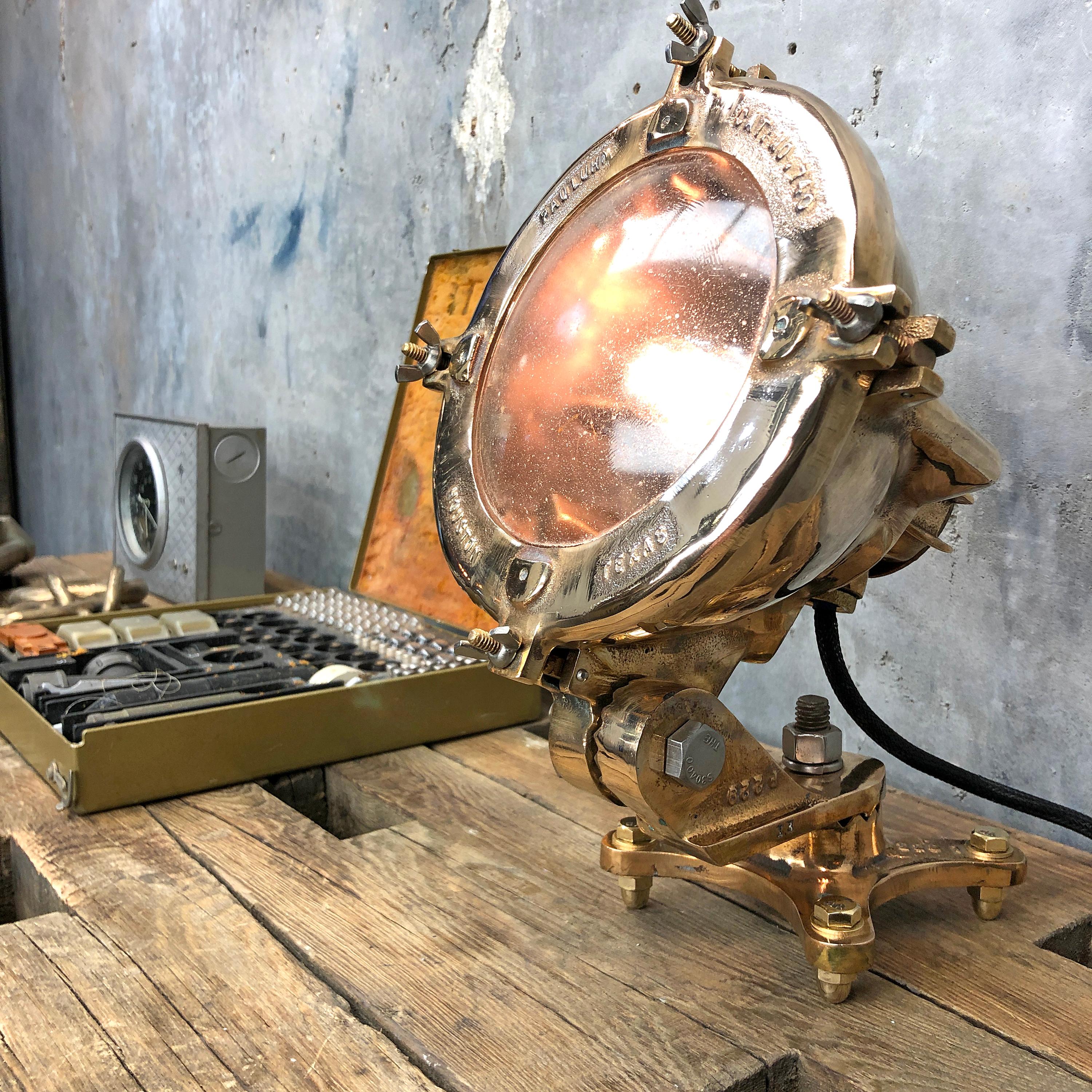 Lámpara de sobremesa de bronce fundido industrial americana de 1950 by Crouse Hinds en venta 1