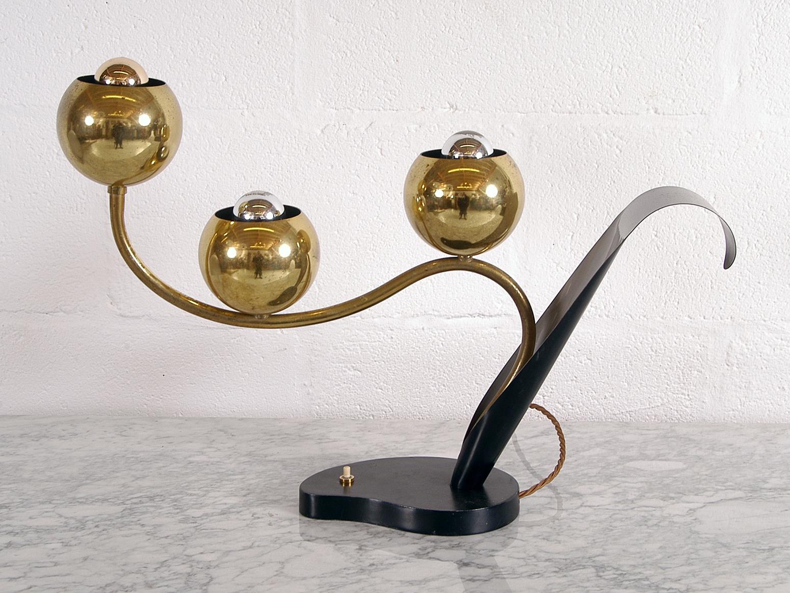 Pure 1950s stylish American Kitsch by The Laurel Lamp Company, USA, who were an active tastemaker in Mid-Century Modern lighting from the 1950s-1970s. This incredibly elegant lamp is in the form of a stylized flower, where three brass ball shades