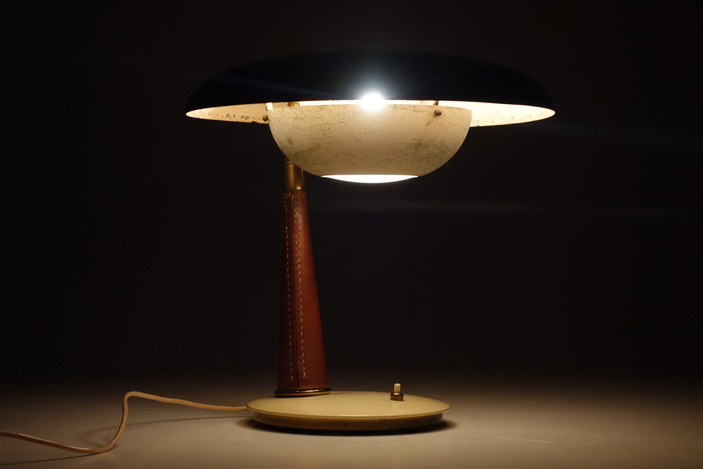 1950 Angelo Lelii Arredoluce Italienische Mid Century Design Messing Metall Tischlampe im Angebot 5