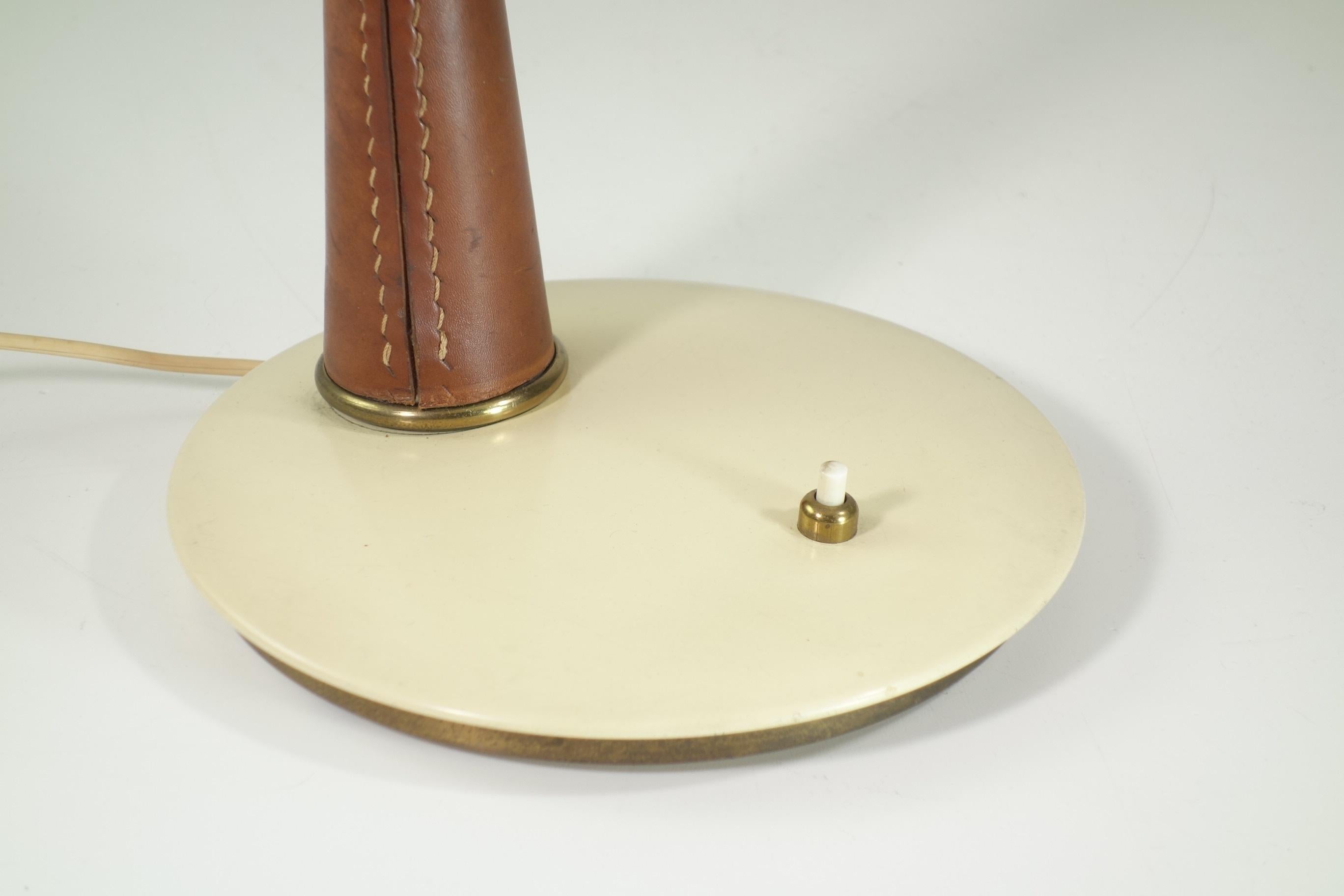 1950 Angelo Lelii Arredoluce Italienische Mid Century Design Messing Metall Tischlampe (Moderne der Mitte des Jahrhunderts) im Angebot