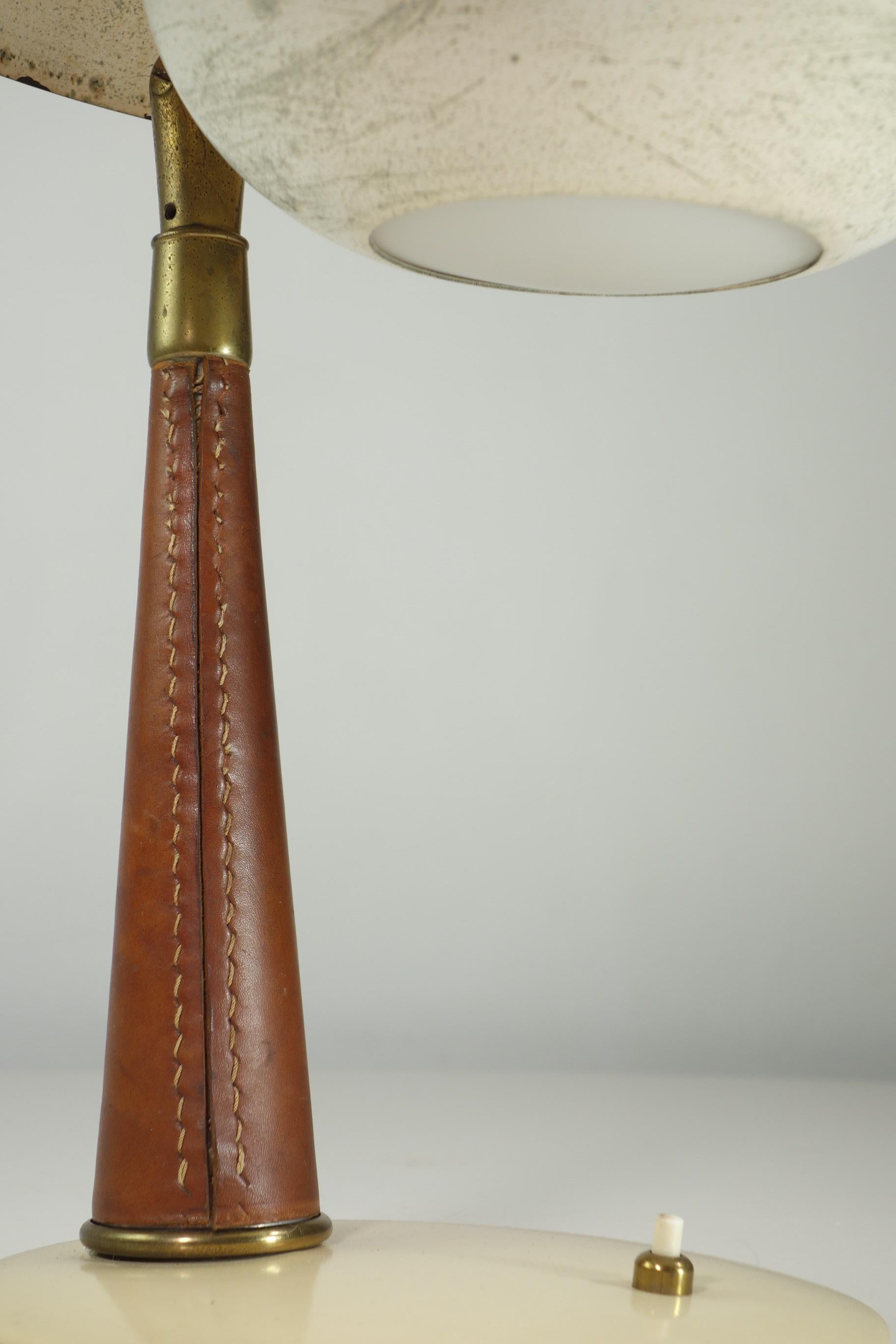 1950 Angelo Lelii Arredoluce Italienische Mid Century Design Messing Metall Tischlampe im Zustand „Gut“ im Angebot in Brescia, IT
