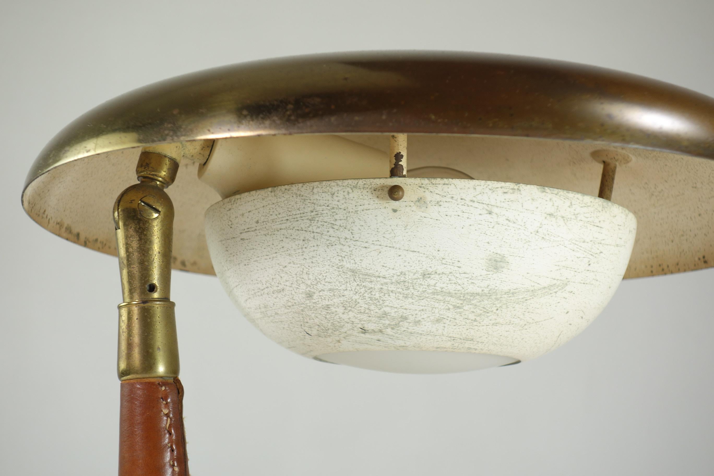 1950 Angelo Lelii Arredoluce Italienische Mid Century Design Messing Metall Tischlampe (Mitte des 20. Jahrhunderts) im Angebot