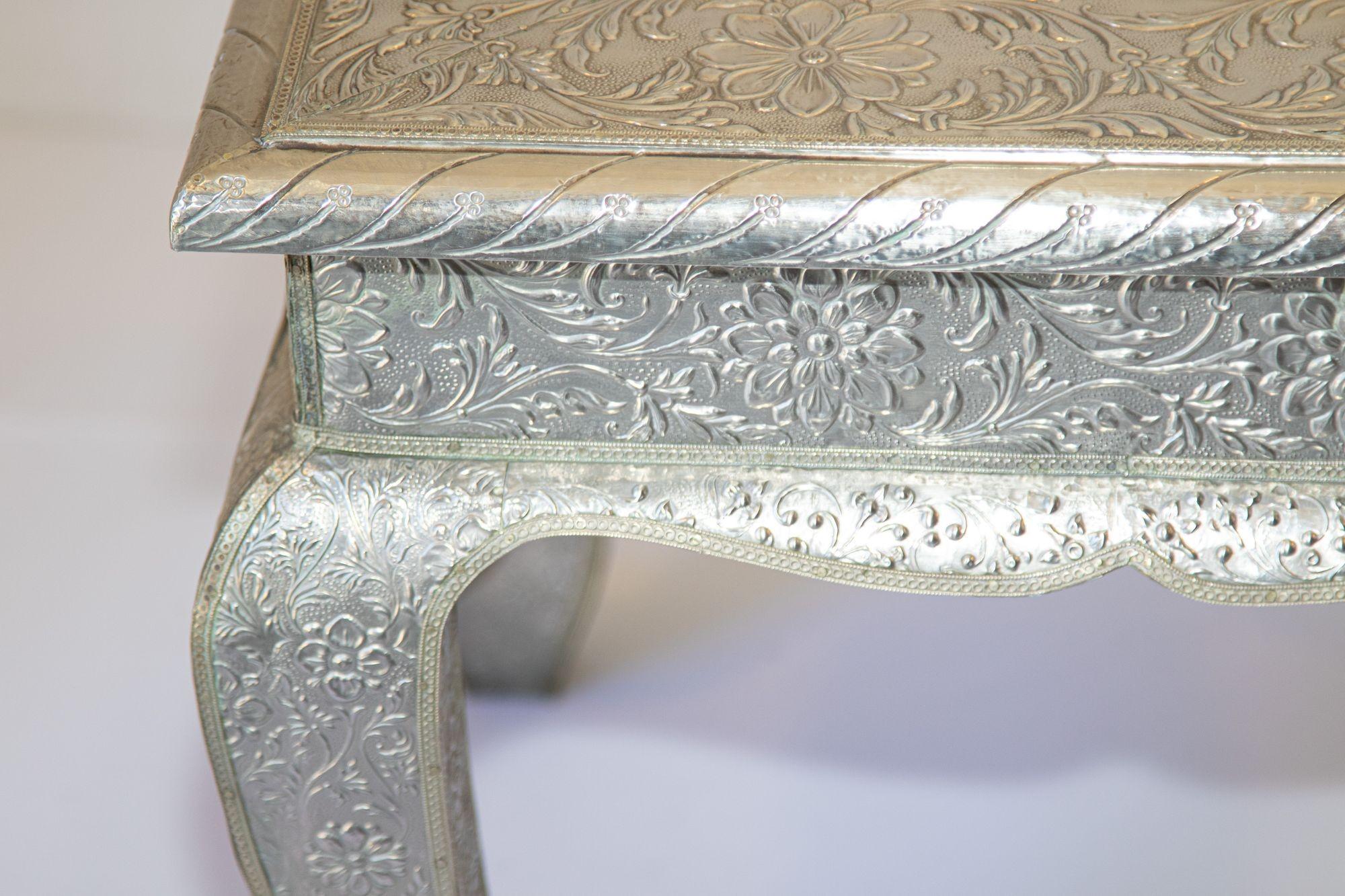 Indien 1950 Anglo-Indian Side Clad Silver Wrapped Low Table en vente