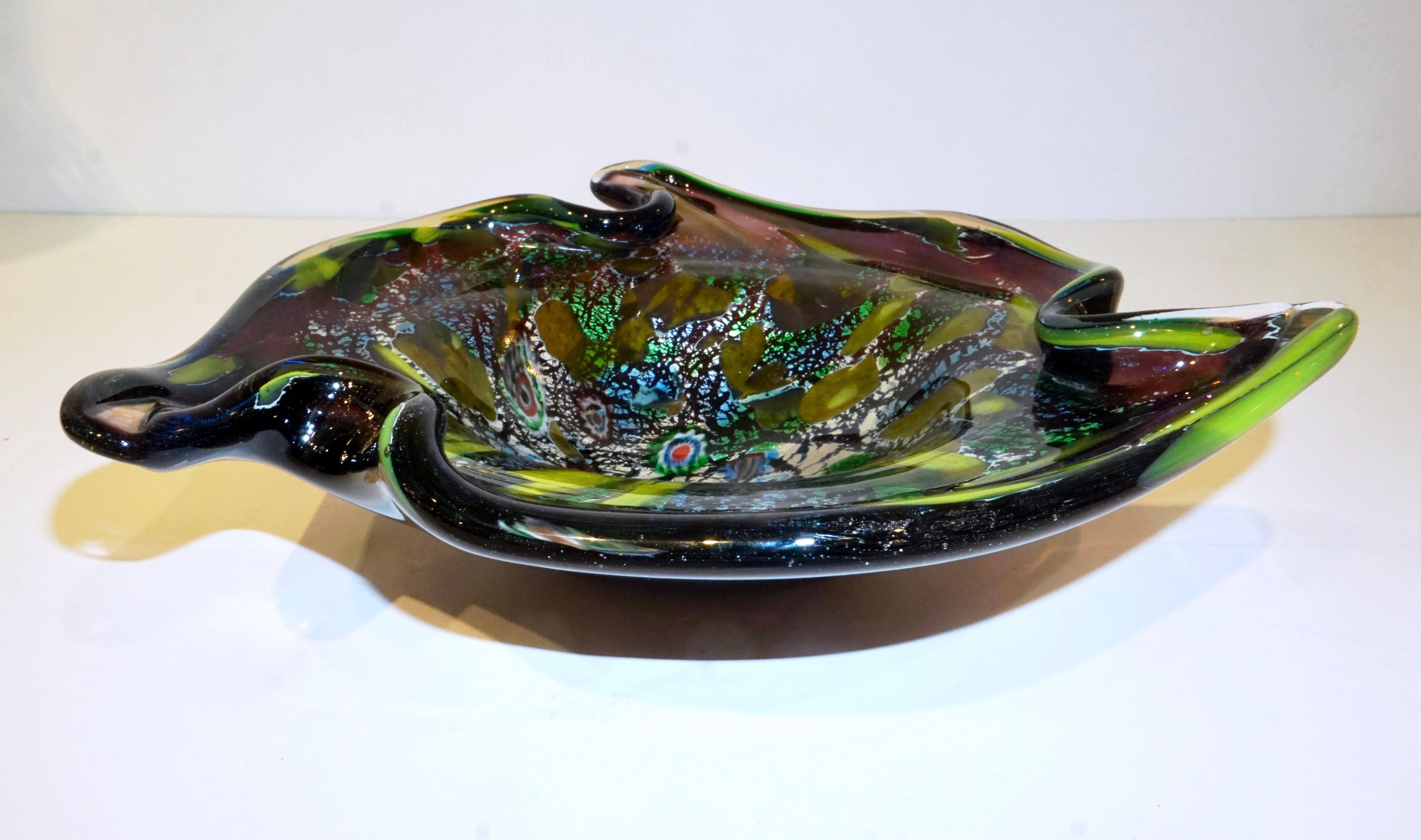 Bring a kaleidoscope mesmerizing decor on your table or desk with this charming and magnificent 1940s-1950s creation attributed to Archimede Seguso, a bowl with an attractive and unusual destructured three-point shape, in blown Murano glass of