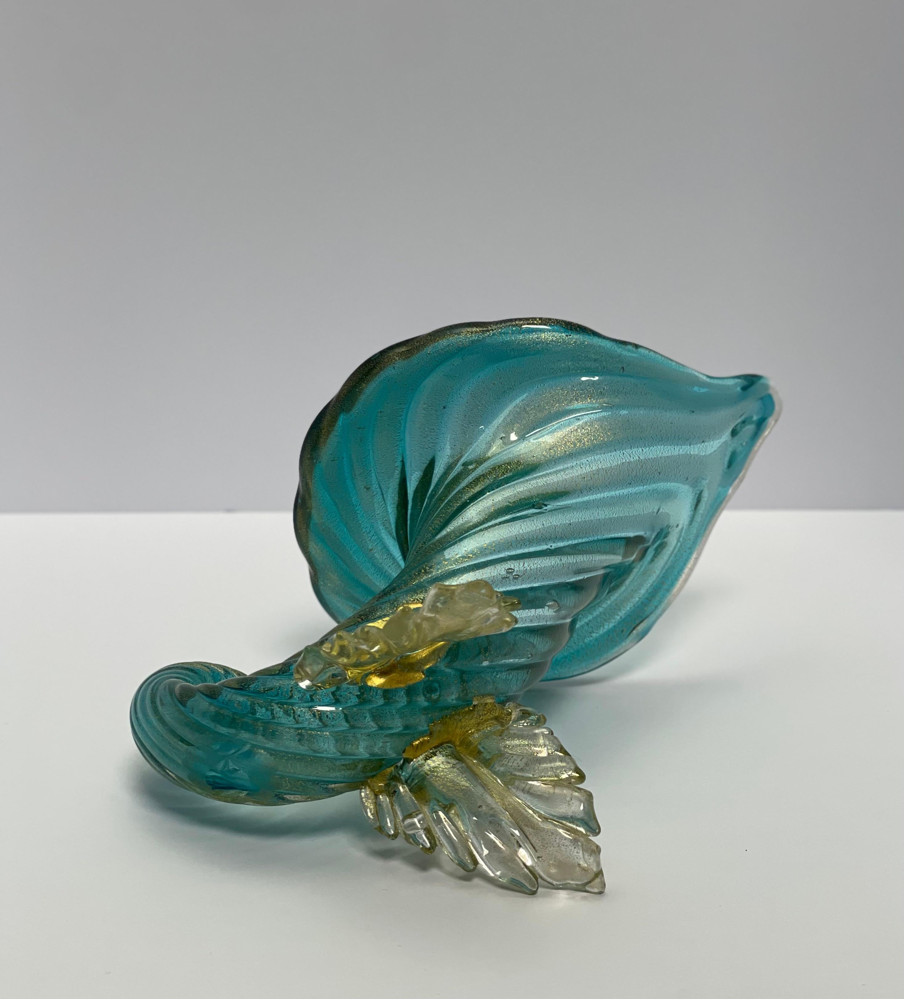 Italiano 1950 Archimede Seguso Cornucopia di Murano, verde acqua con base in oro avventurina e volute in vendita