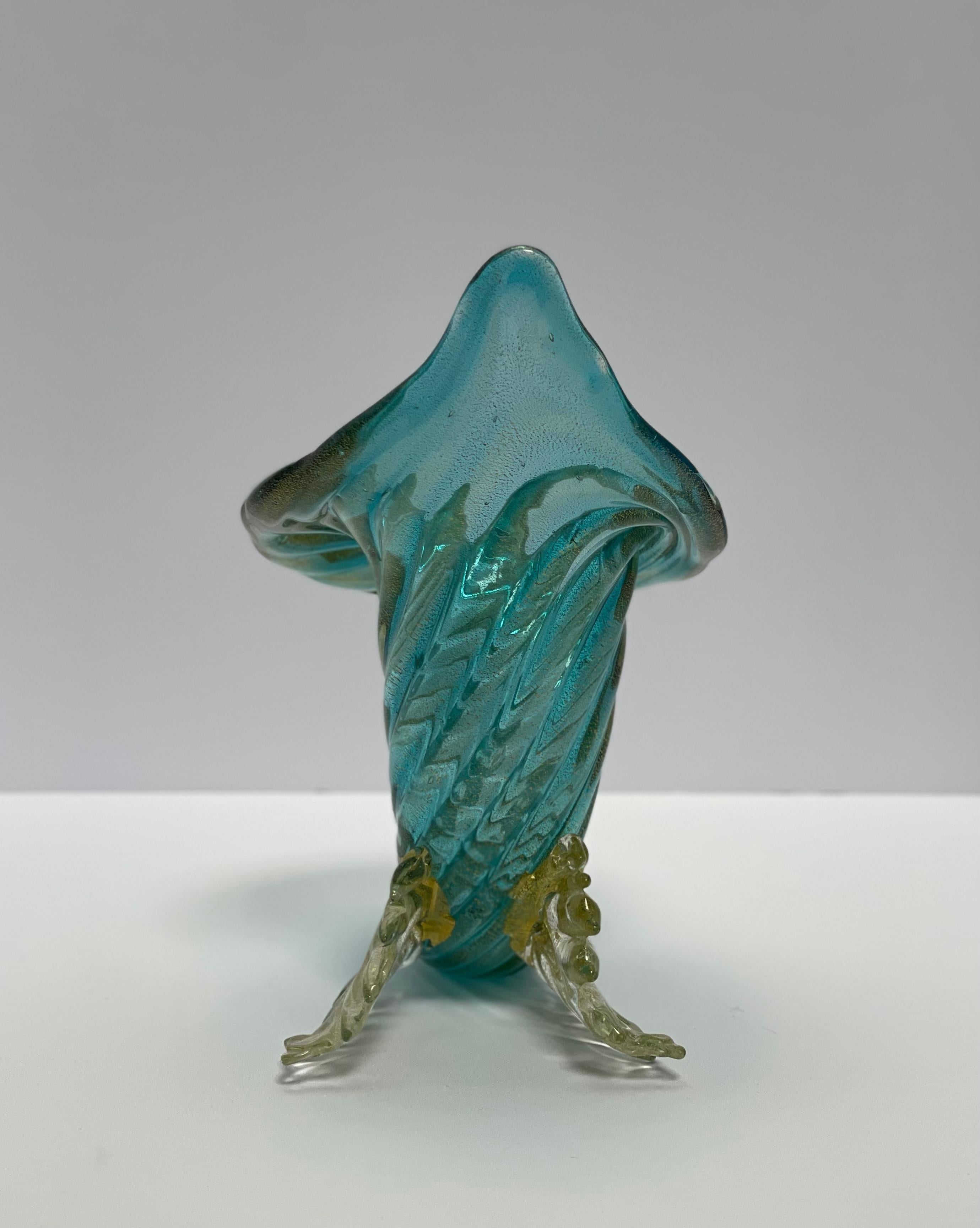 1950 Archimede Seguso Cornucopia di Murano, verde acqua con base in oro avventurina e volute In condizioni buone in vendita a Palm Beach, FL