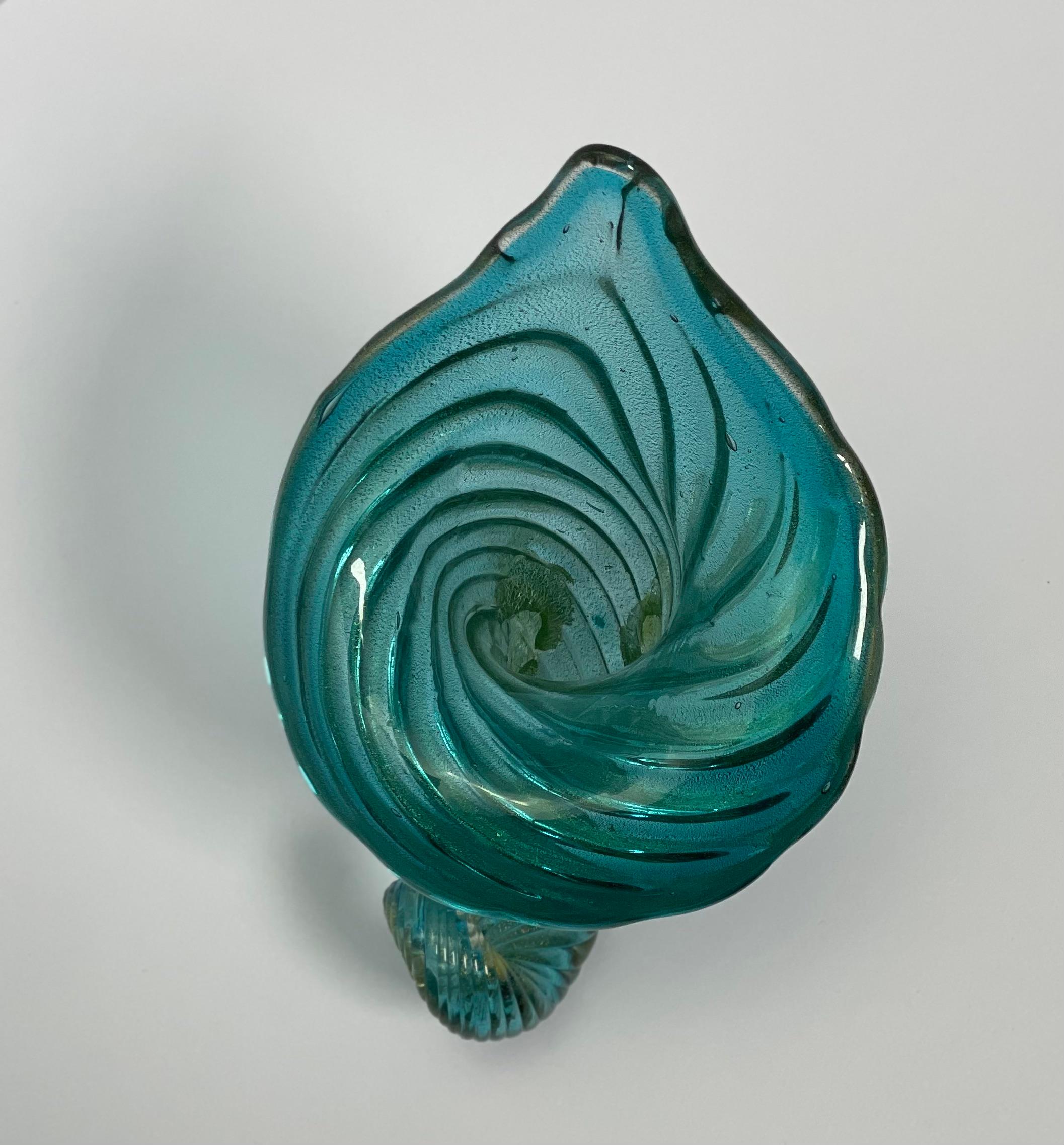 Metà XX secolo 1950 Archimede Seguso Cornucopia di Murano, verde acqua con base in oro avventurina e volute in vendita