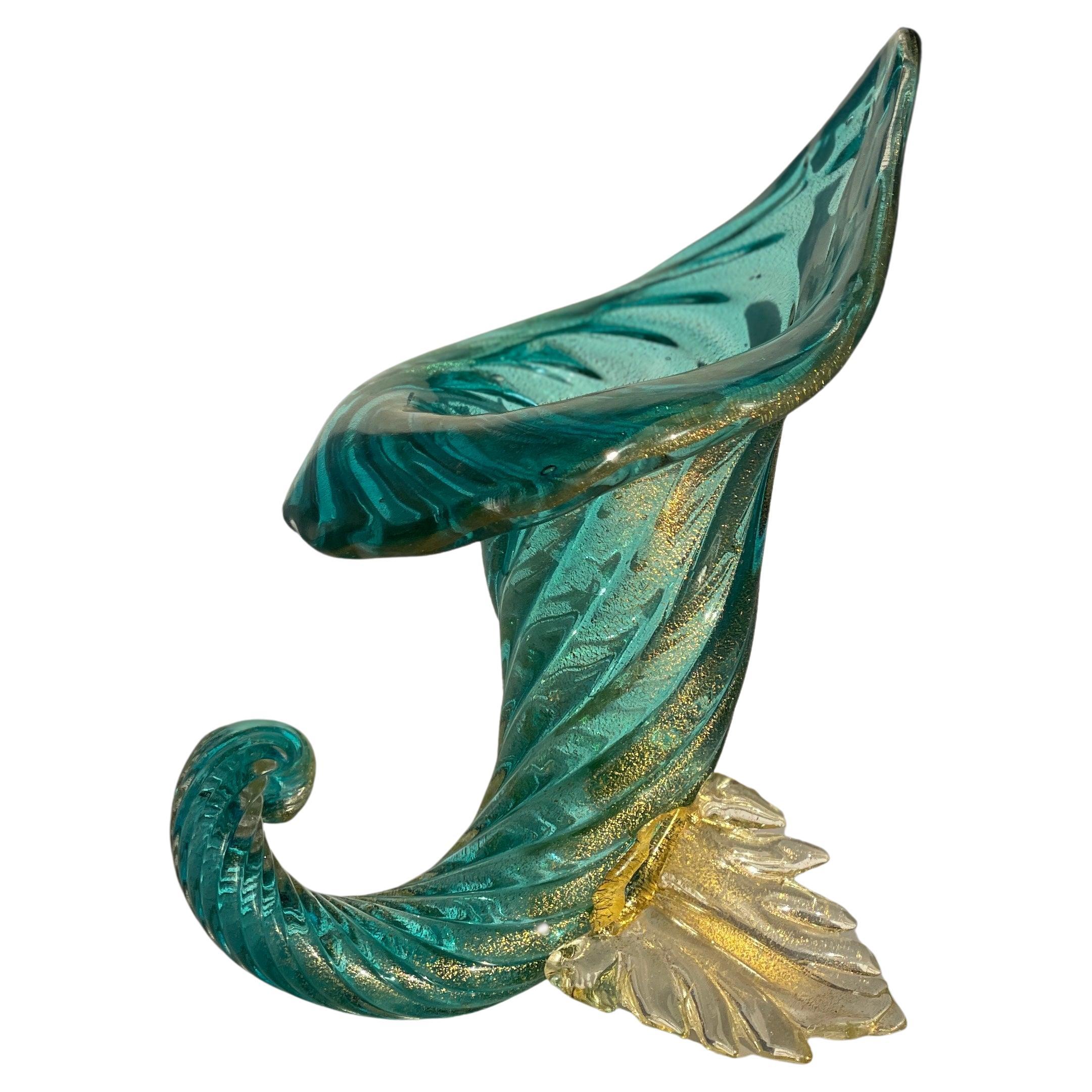 1950 Archimede Seguso Cornucopia di Murano, verde acqua con base in oro avventurina e volute in vendita