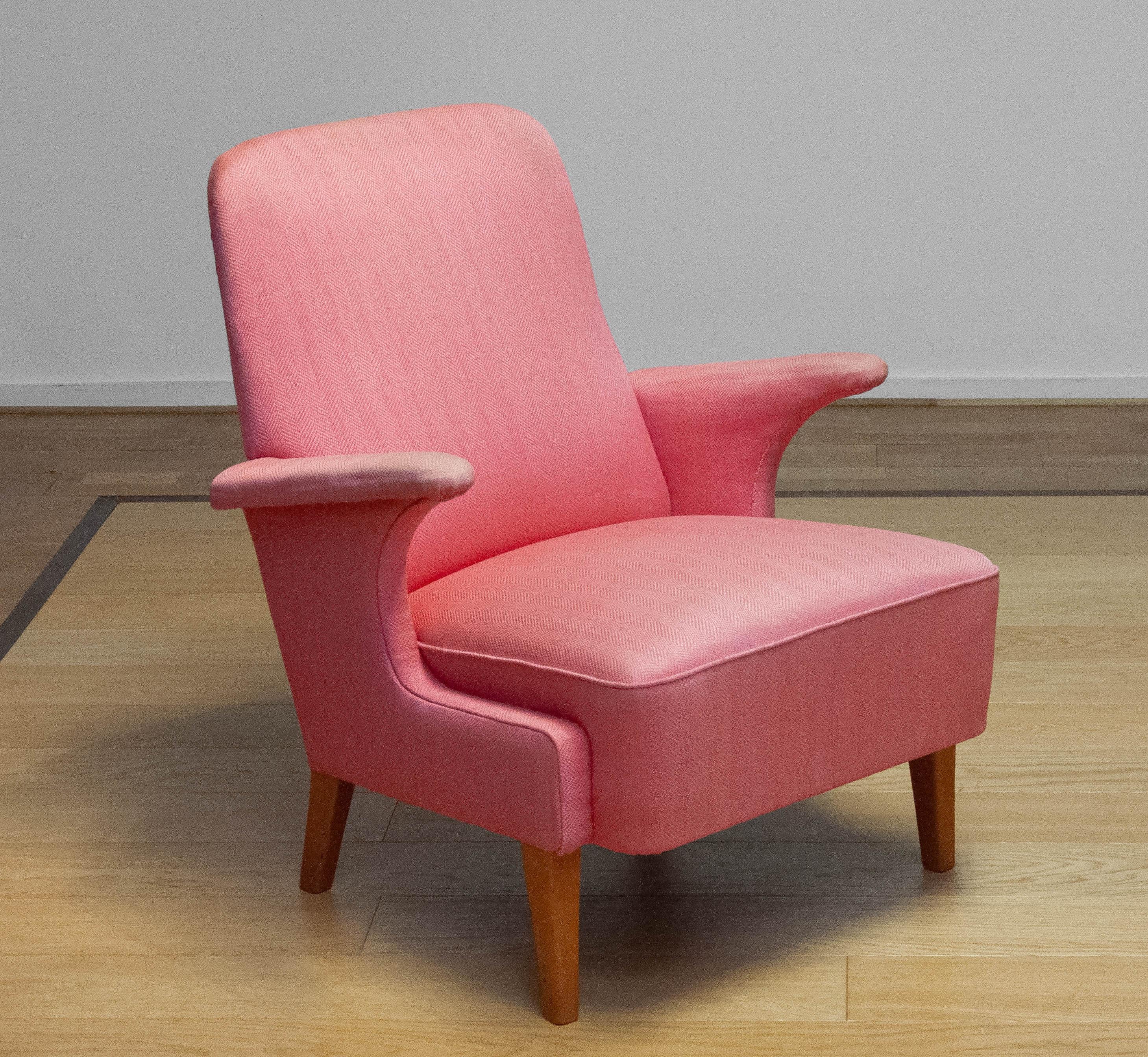 Beautiful designed armchair by Dux of Sweden. The armchair is upholstered with powder pink wool upholstery fishbone patterned.
This chair come out of the rubble spring series, ( Dubble seat springs for extra comfort )
The chair stil sits very
