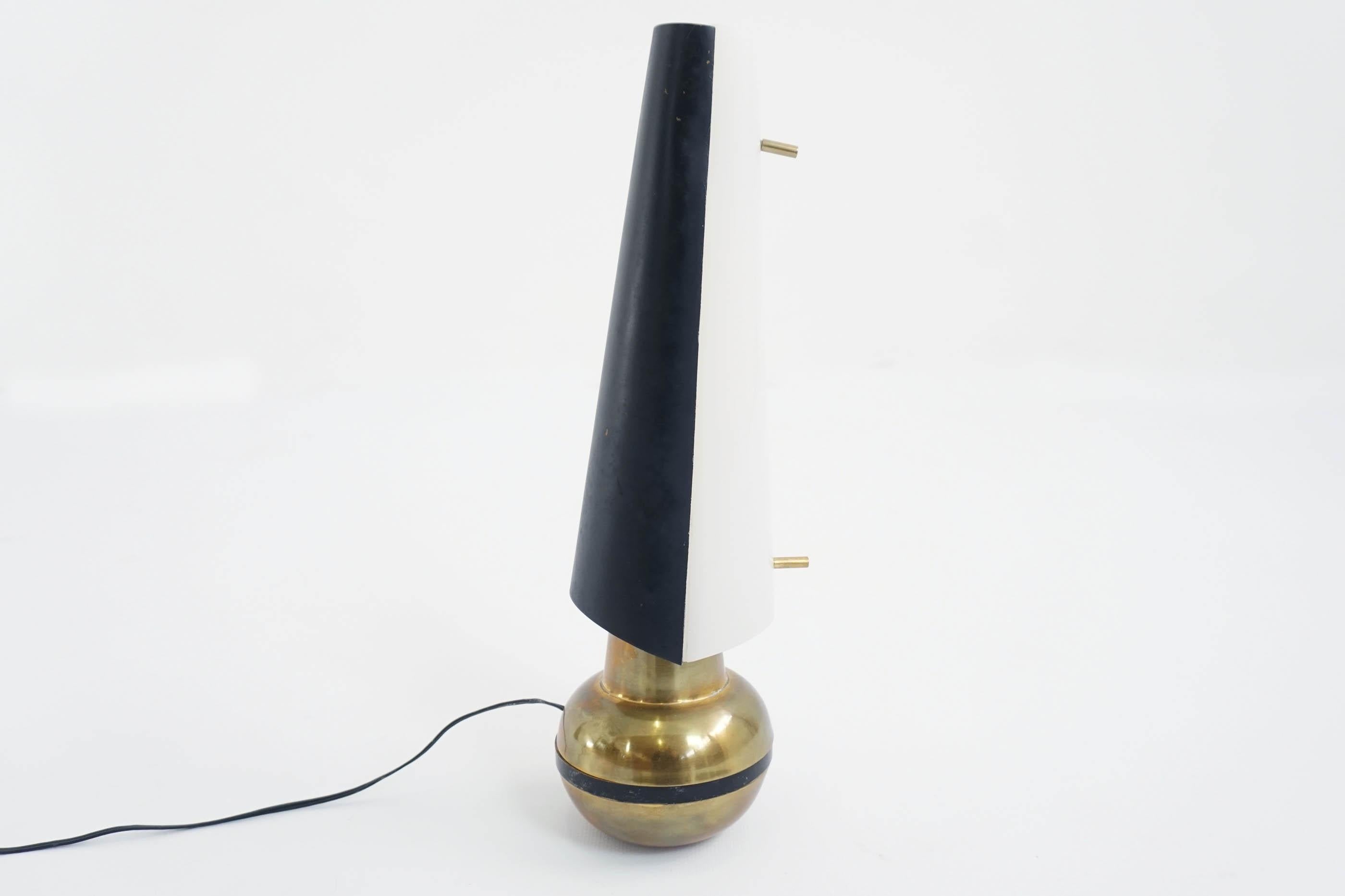 Beautiful and rare small table lamp attributed to Arredoluce, 1950, Italy.
