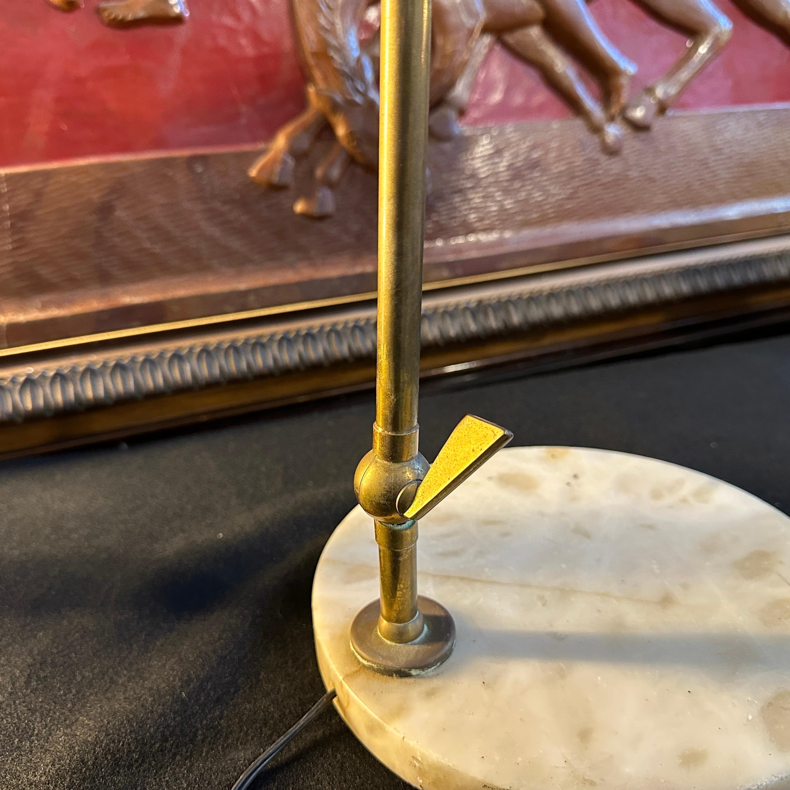 20ième siècle 1950 Arredoluce Attribute Mid-Century Modern Brass and Marble Italian Desk Lamp (lampe de bureau italienne en laiton et marbre) en vente