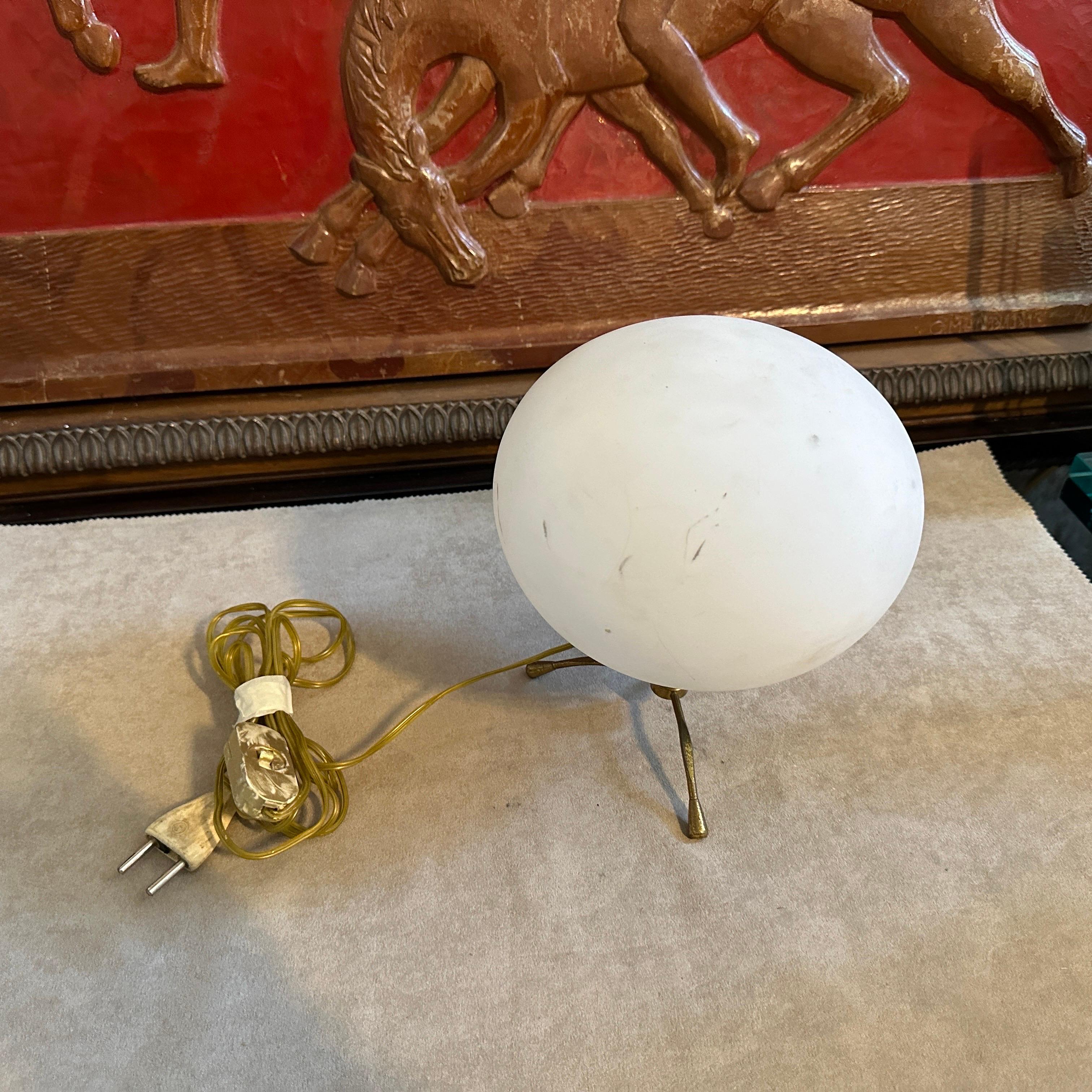 italien 1950 Arredoluce Style Mid-Century Modern Brass Metal and White Glass Desk Lamp (lampe de bureau en métal laitonné et verre blanc)