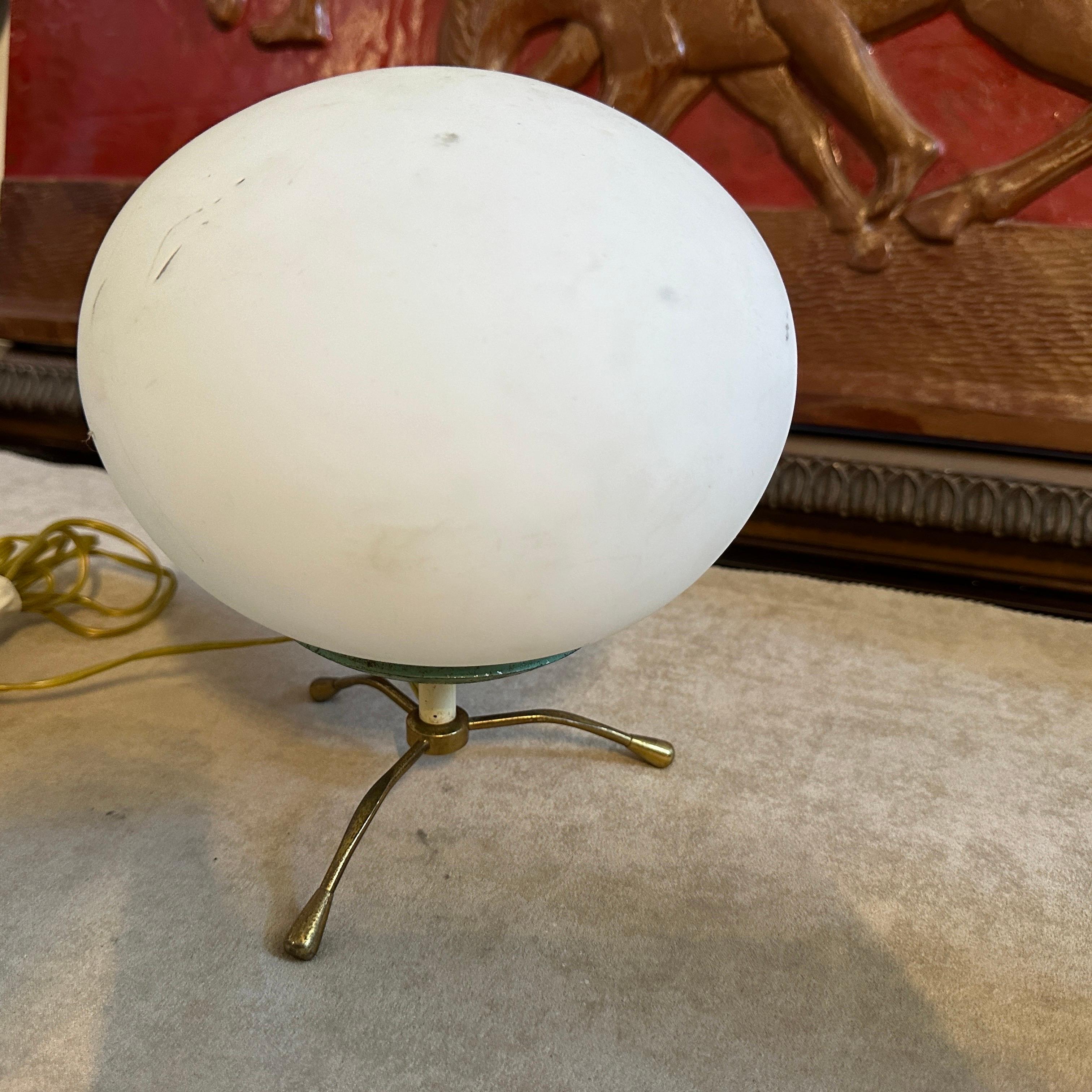 Laiton 1950 Arredoluce Style Mid-Century Modern Brass Metal and White Glass Desk Lamp (lampe de bureau en métal laitonné et verre blanc)
