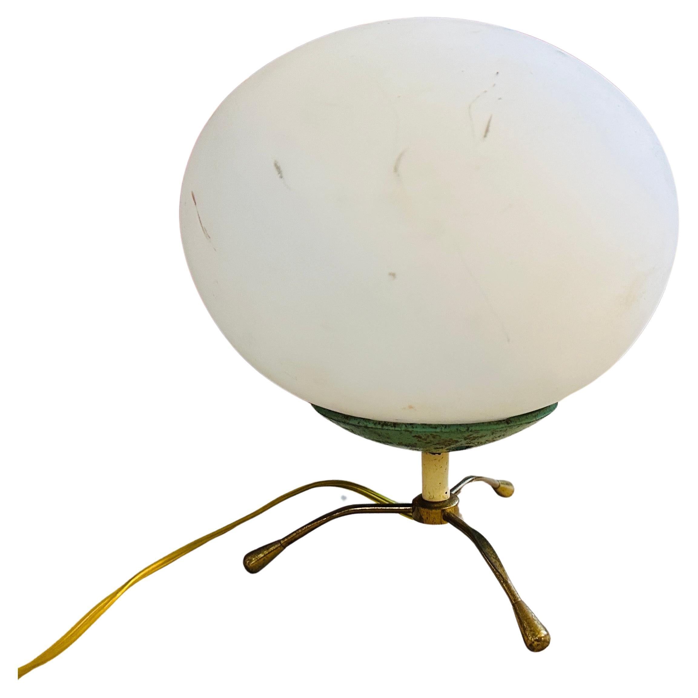 1950 Arredoluce Style Mid-Century Modern Brass Metal and White Glass Desk Lamp (lampe de bureau en métal laitonné et verre blanc)