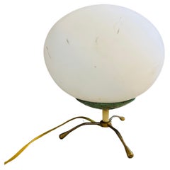 1950 Arredoluce Stil Mid-Century Modern Messing Metall und weißes Glas Schreibtischlampe