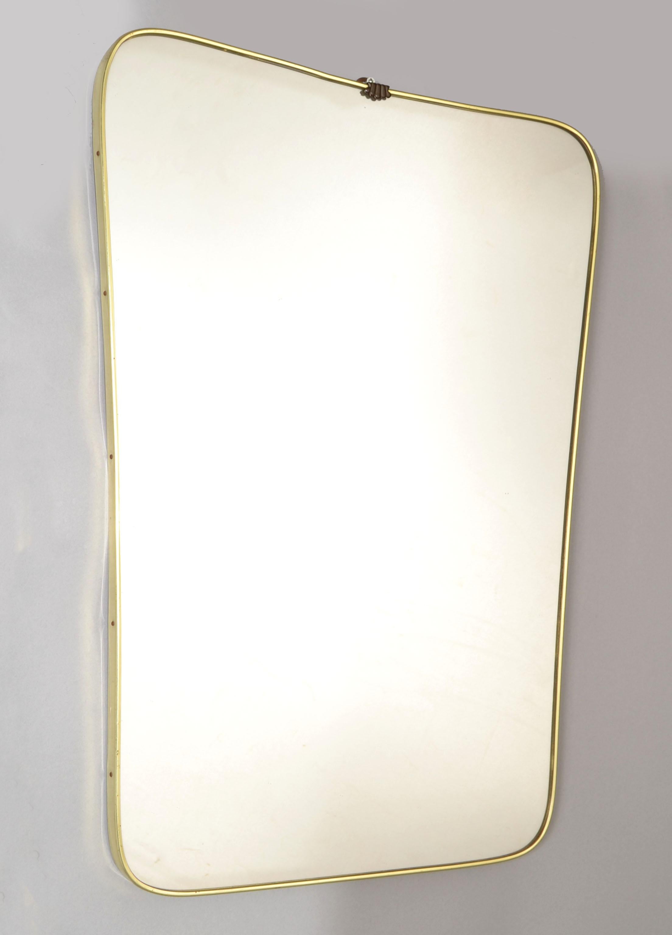 Art Deco 1950er Jahre skurrilen Messing Muschel Top Dekoration Spiegel mit runden Kanten im Stil von Gio Ponti und Paolo Buffa zugeschrieben.
Original handgefertigter Messingrahmen mit Hartholzunterlage zum sicheren Aufhängen.
In gutem Zustand mit