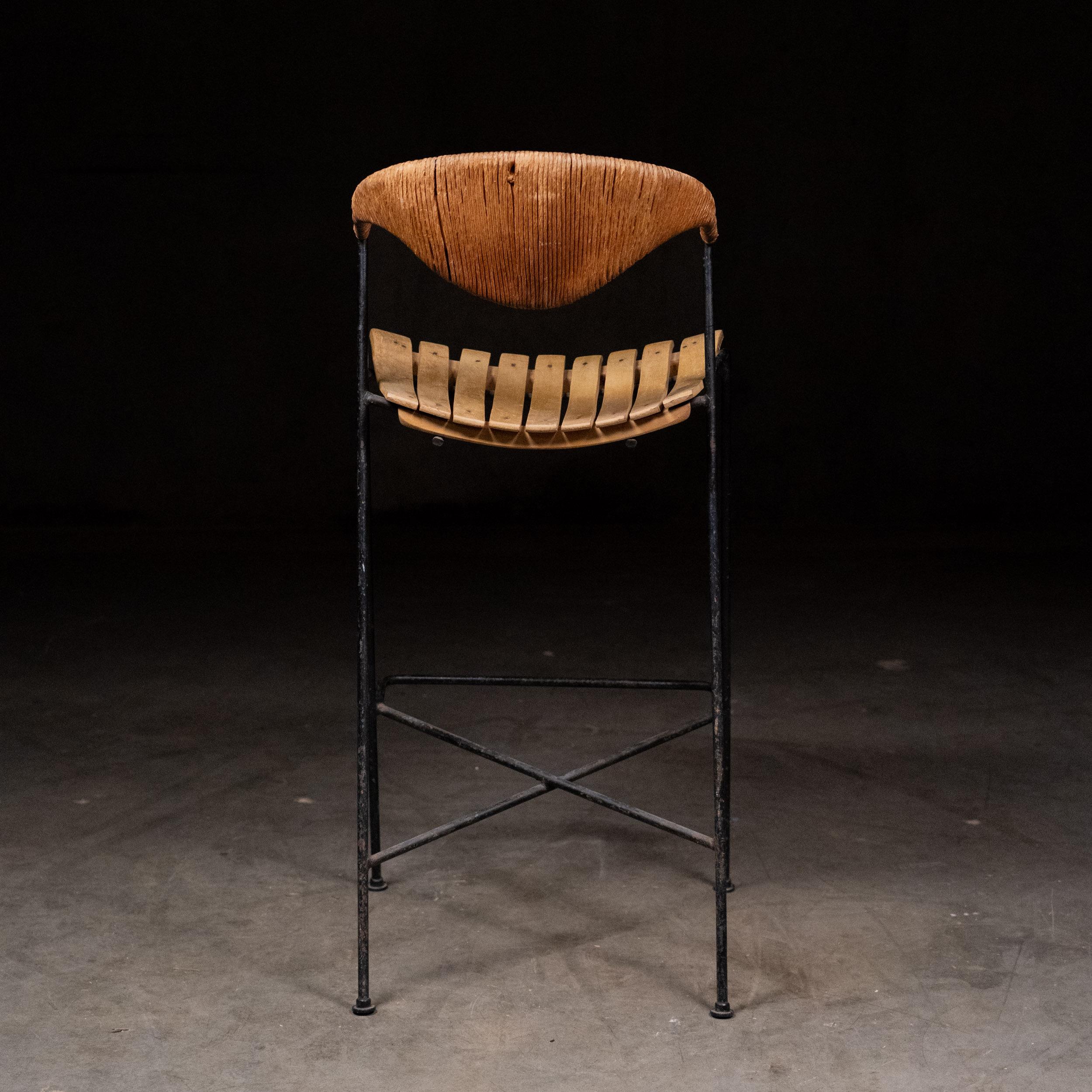 1950 Arthur Umanoff Sgabello da banco in ferro e legno di vimini in vendita 3