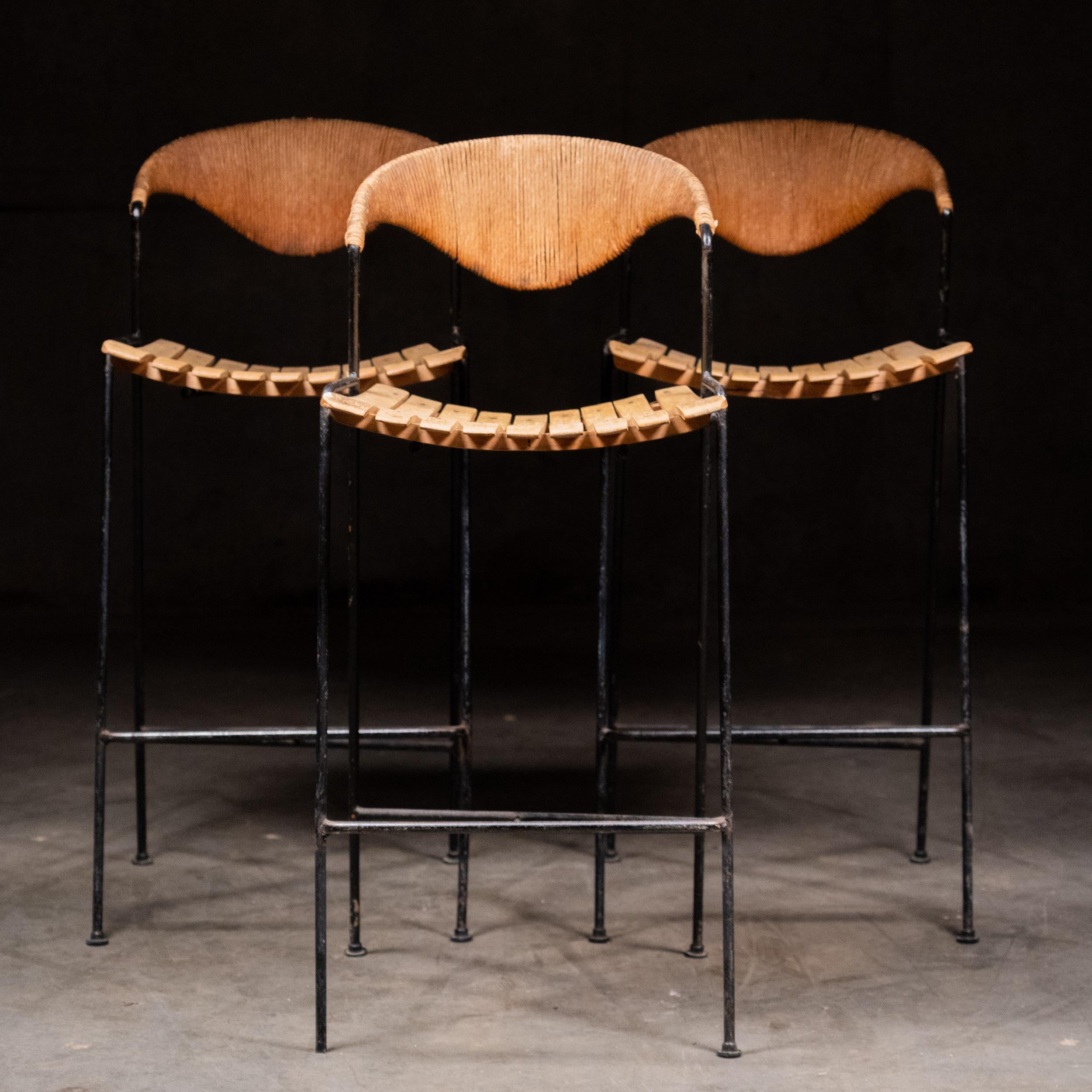 Sgabelli da bar di Arthur Umanoff, per Raymor, prezzo per set di tre. Sedute a doghe di legno, telai in ferro con schienali avvolti in vimini, altezza della seduta di 28