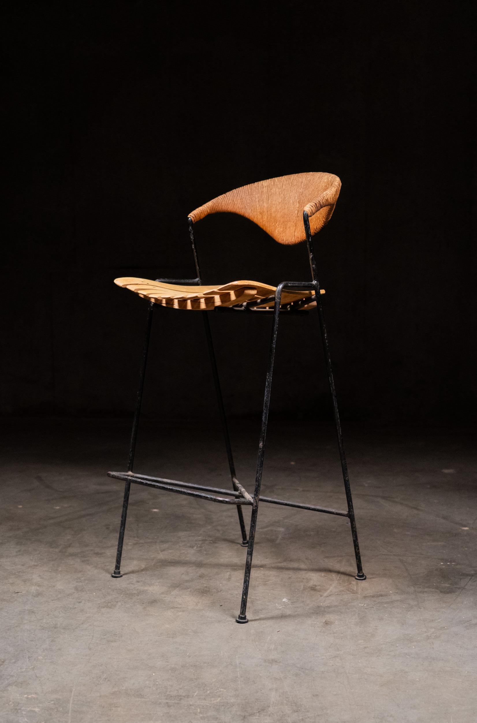 1950 Arthur Umanoff Sgabello da banco in ferro e legno di vimini In condizioni buone in vendita a Surrey, BC