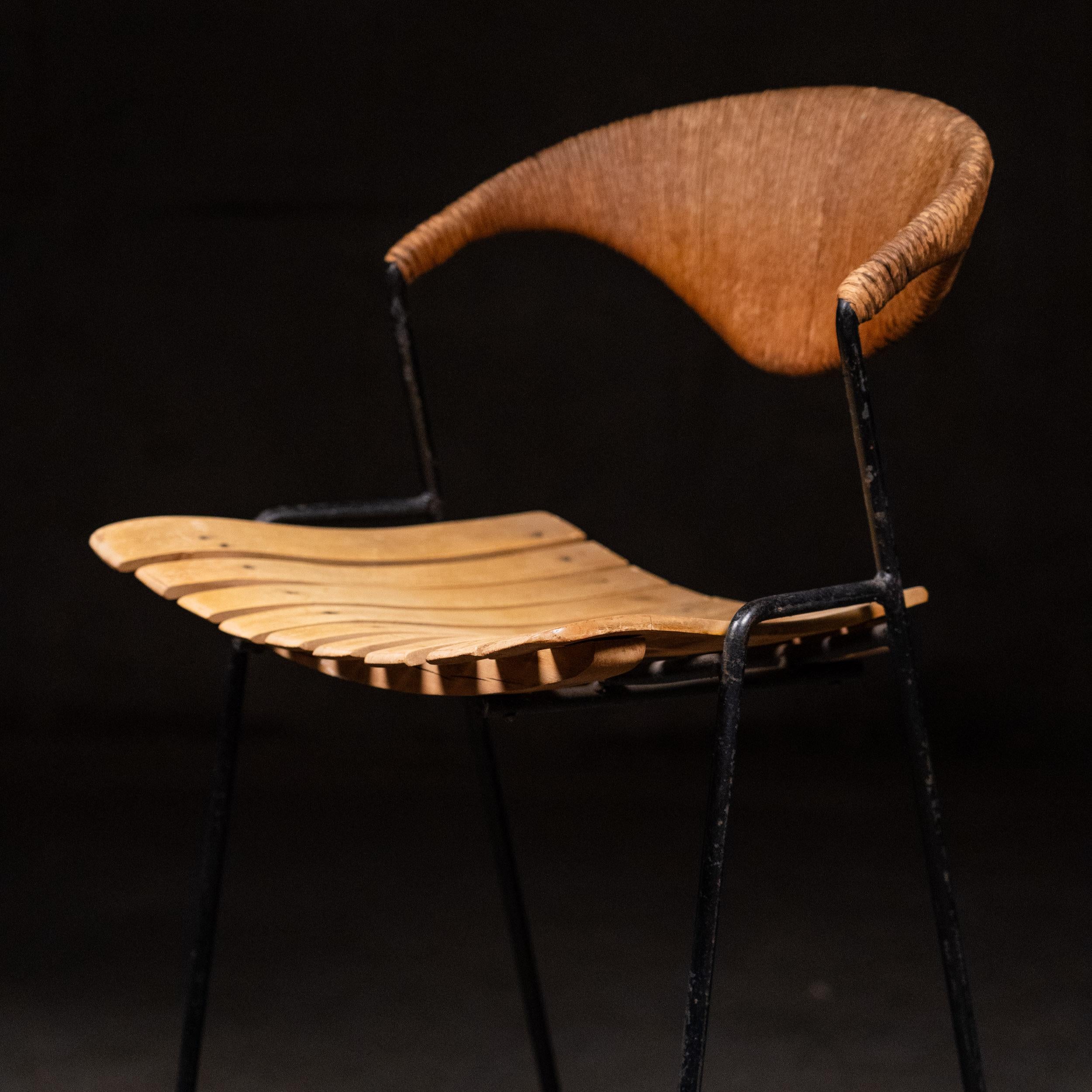 XX secolo 1950 Arthur Umanoff Sgabello da banco in ferro e legno di vimini in vendita