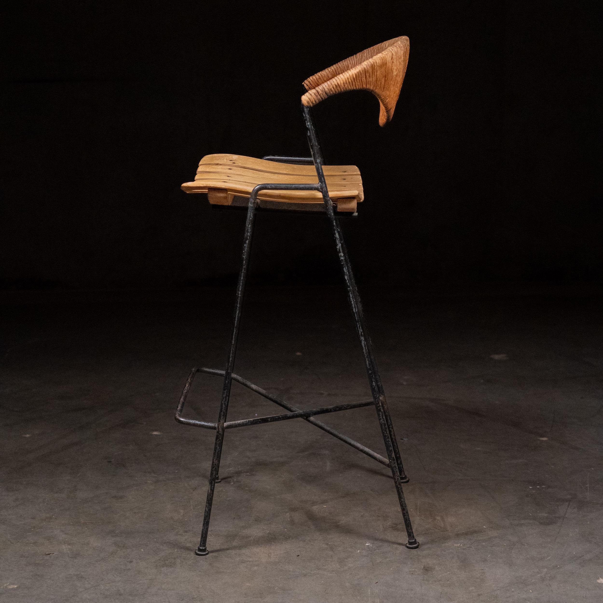 1950 Arthur Umanoff Sgabello da banco in ferro e legno di vimini in vendita 2