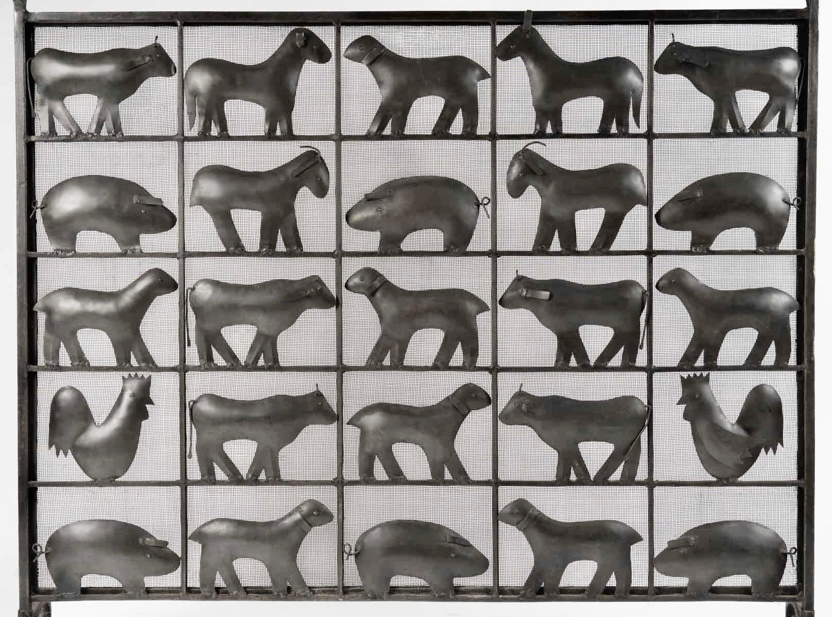 Schmiedeeiserner Kaminschirm von Ateliers Marolles, 1950.

Wunderschön gearbeitete Schmiedearbeiten mit Bauernhoftieren, Figuren von Schweinen, Hunden, Kühen, Hähnen, Eseln etc. ....
Metallbearbeitung von Hand.
Der hintere Teil, der den Flammen
