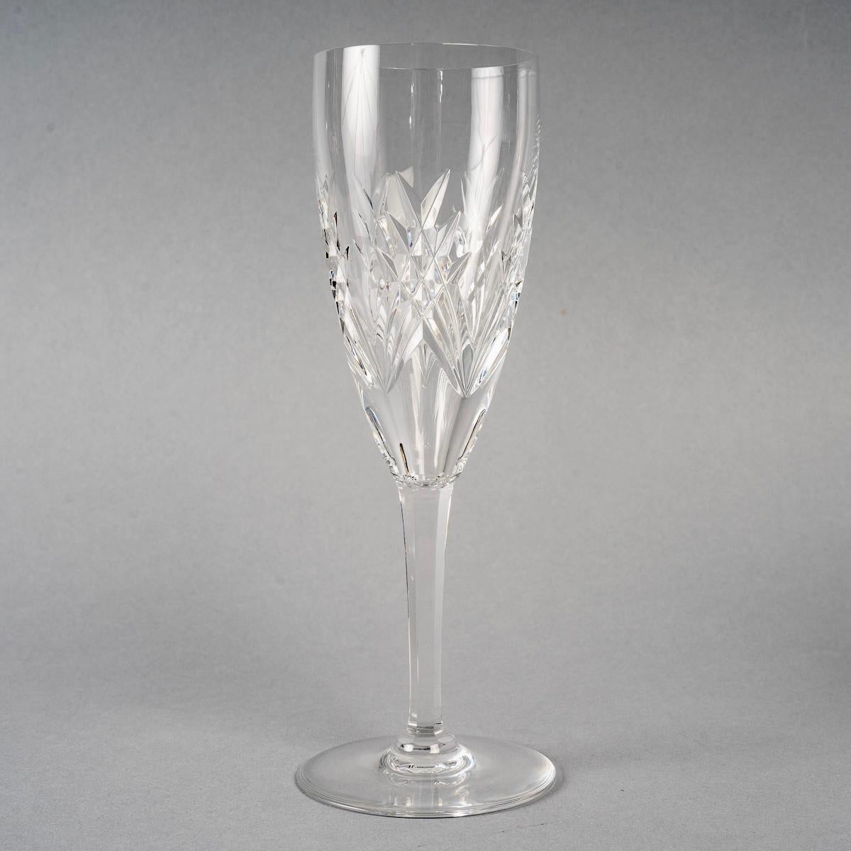 Français 1950 Baccarat, Service de verres en cristal gravé Auvergne, 36 Pieces