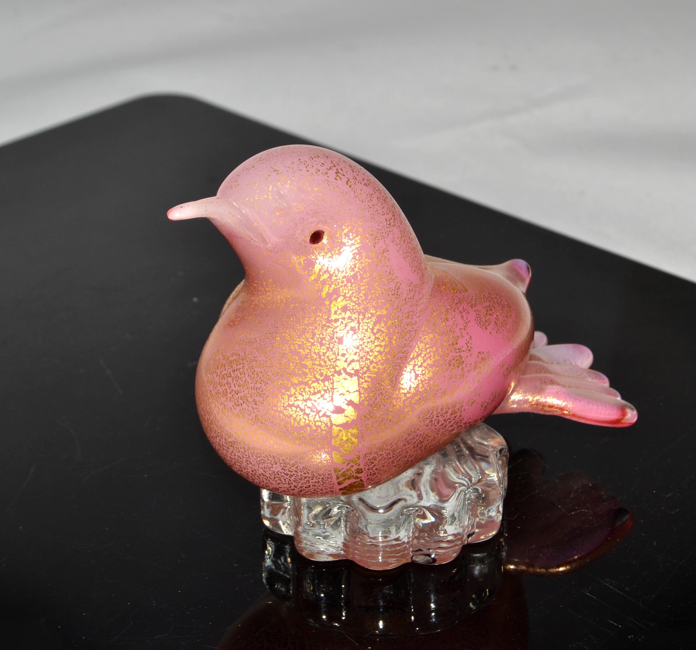 Mid-Century moderno Scultura di uccello italiana in vetro artistico di Murano in stile Barbini del 1950, con macchie d'oro rosa in vendita