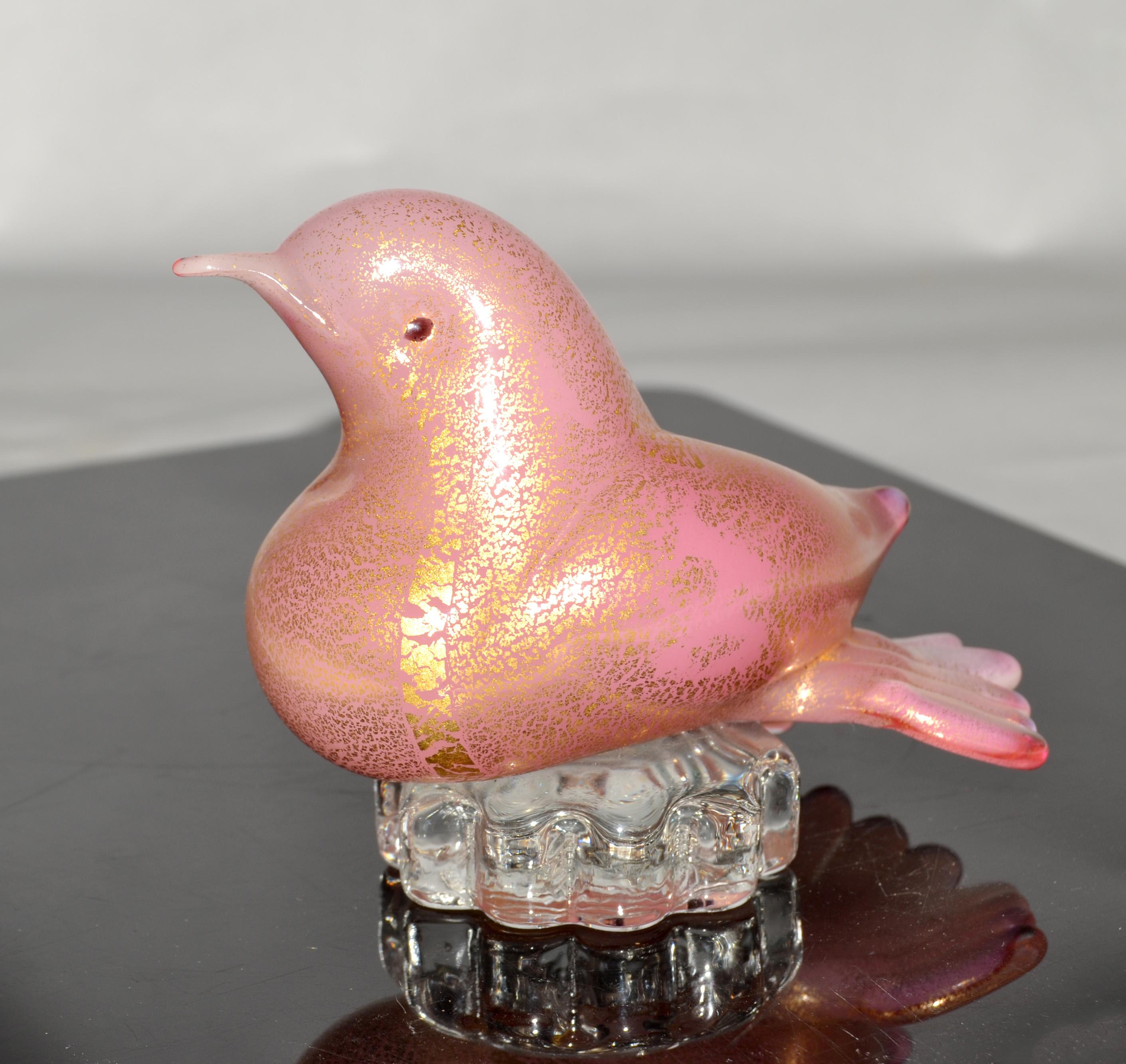 Italiano Scultura di uccello italiana in vetro artistico di Murano in stile Barbini del 1950, con macchie d'oro rosa in vendita
