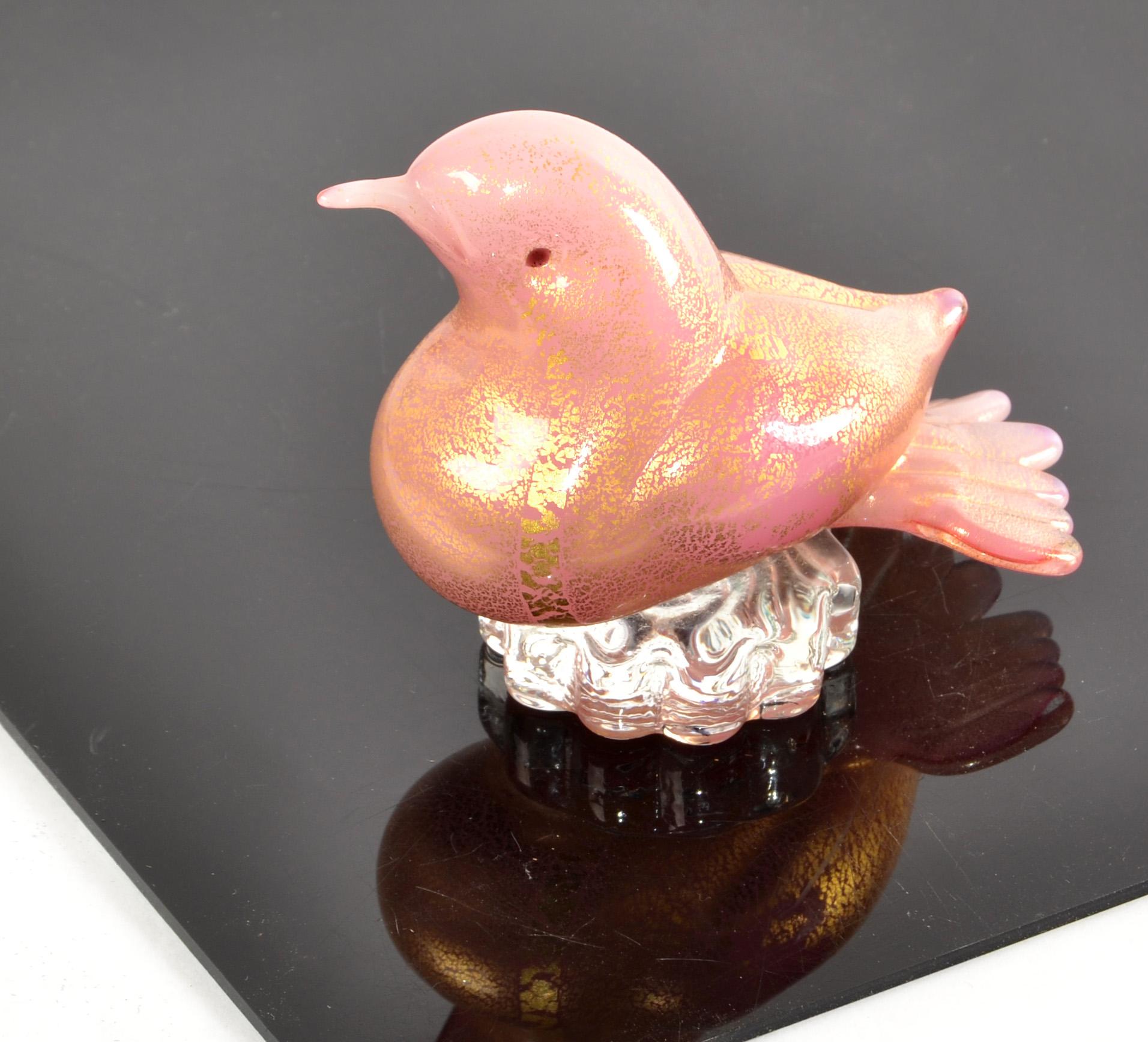 Fatto a mano Scultura di uccello italiana in vetro artistico di Murano in stile Barbini del 1950, con macchie d'oro rosa in vendita