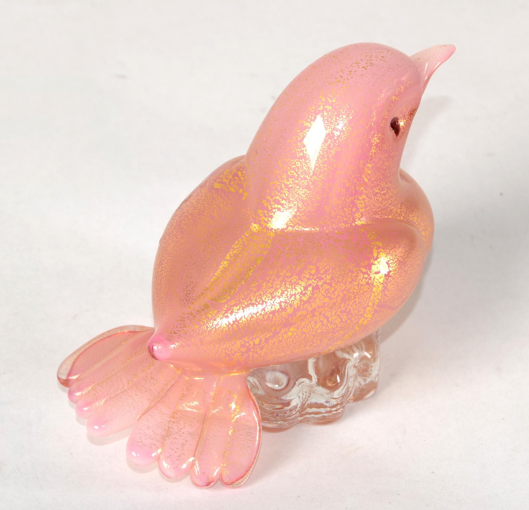 Metà XX secolo Scultura di uccello italiana in vetro artistico di Murano in stile Barbini del 1950, con macchie d'oro rosa in vendita