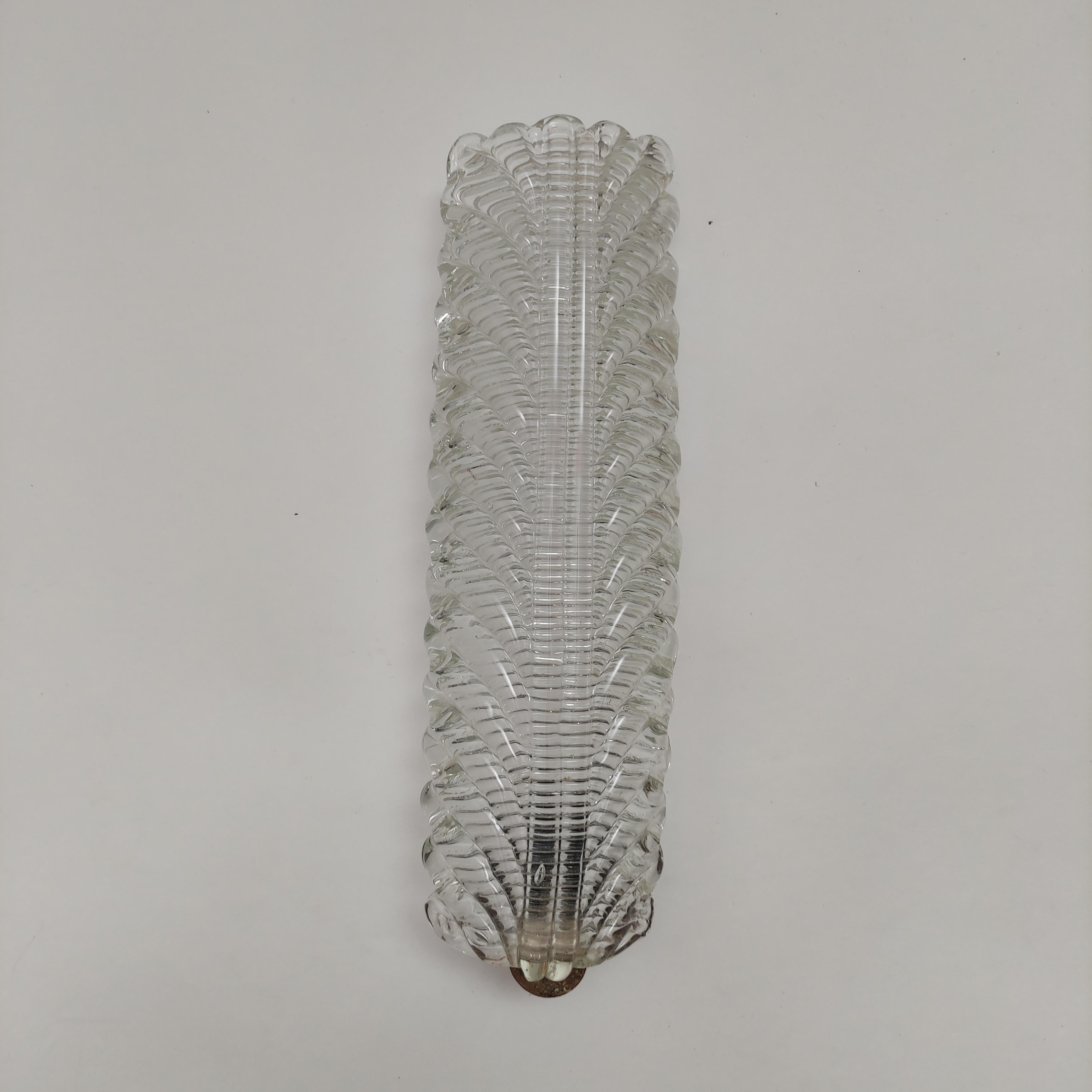 Magnificent 1950s 'cob' wall sconce in Murano glass.
The shapes are reminiscent of Barovier's work.
A special object with a lot of history behind it to best decorate your home.