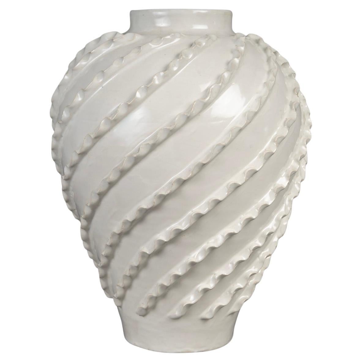 Vaso a balaustro in terracotta smaltata di bianco, decorato con una serie di sottili filetti pizzicati a mano che formano serpentine intorno al vaso.
Raro vaso di terracotta bianca (periodo 1940-1950) di Emile Tessier (1928-1971), con incisione ET