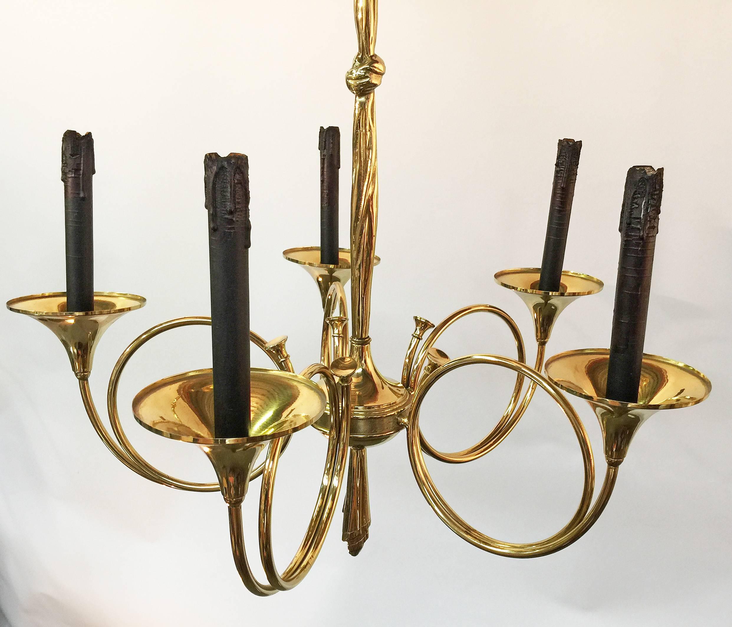 lustre en laiton de 1950 avec un design de chasse dans le style de la Maison Jansen.