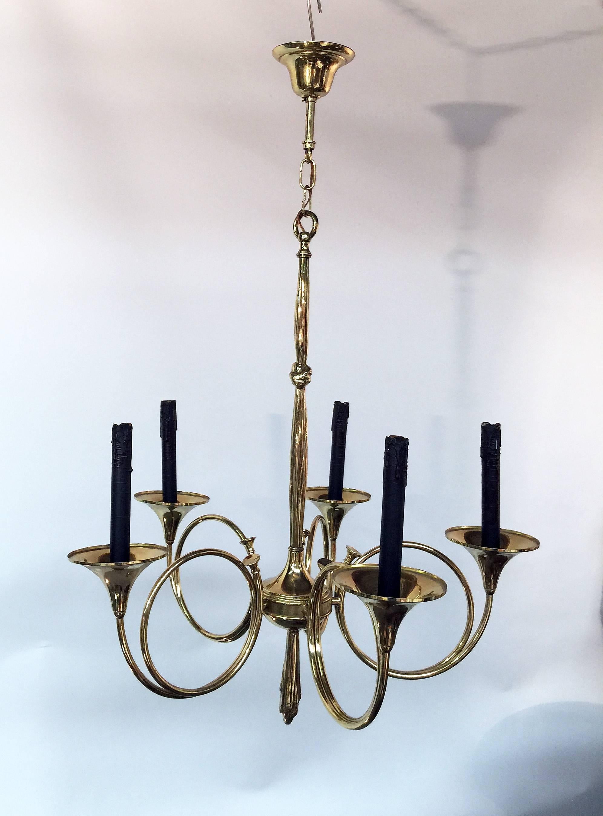 Mid-Century Modern Lustre en laiton des années 1950 avec motif de chasse dans le style de la Maison Jansen en vente