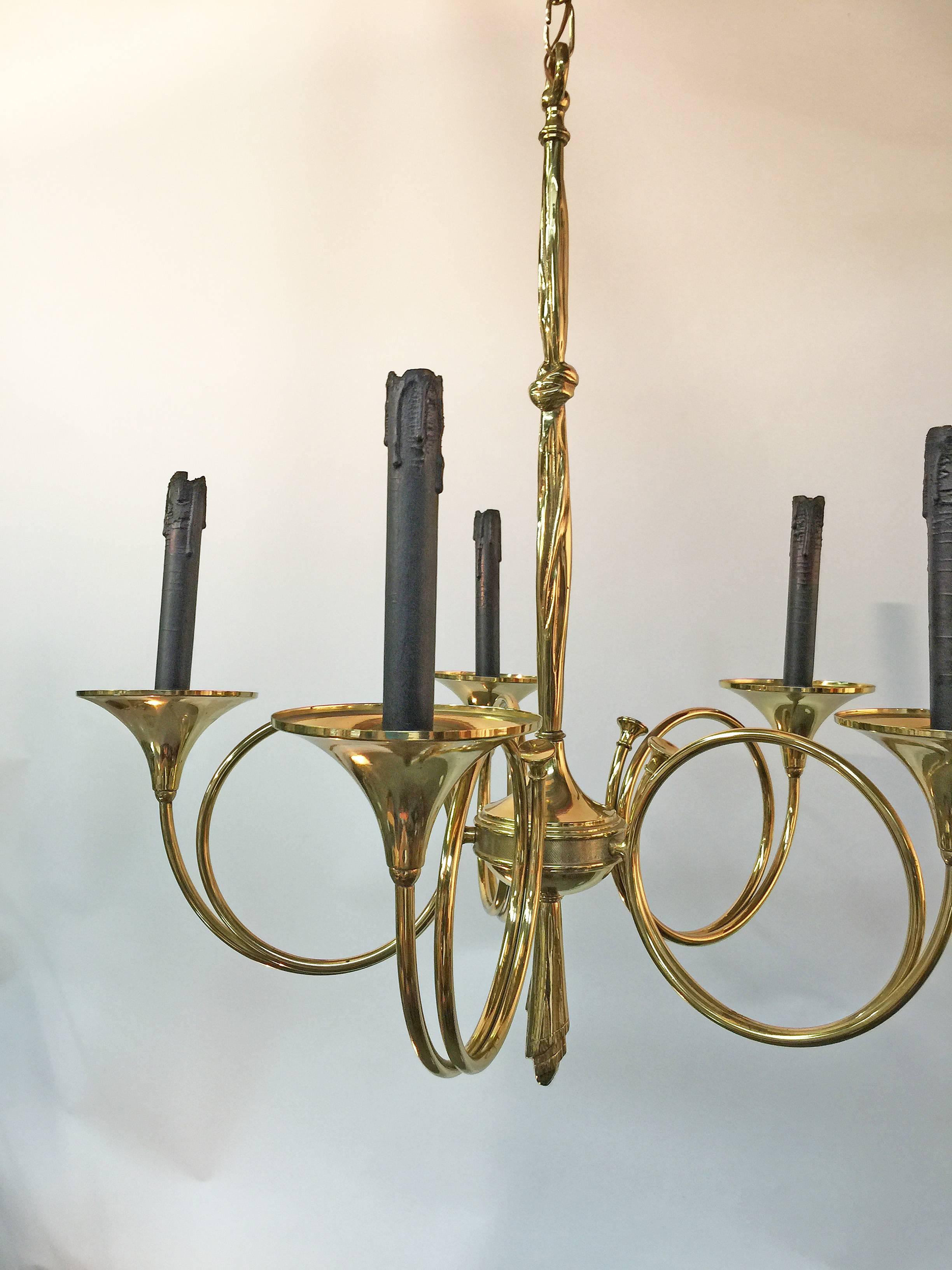 Français Lustre en laiton des années 1950 avec motif de chasse dans le style de la Maison Jansen en vente